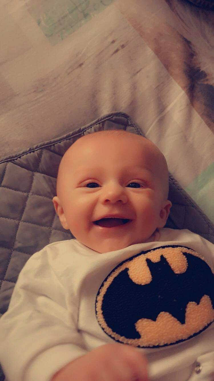 Tyego participe au concours pour gagner de l'argent avec cette photo : baby, cheek, comfort, cool, eye, face, facial_expression, finger, football, happy, head, iris, lip, mouth, nose, organ, person, product, skin, smile