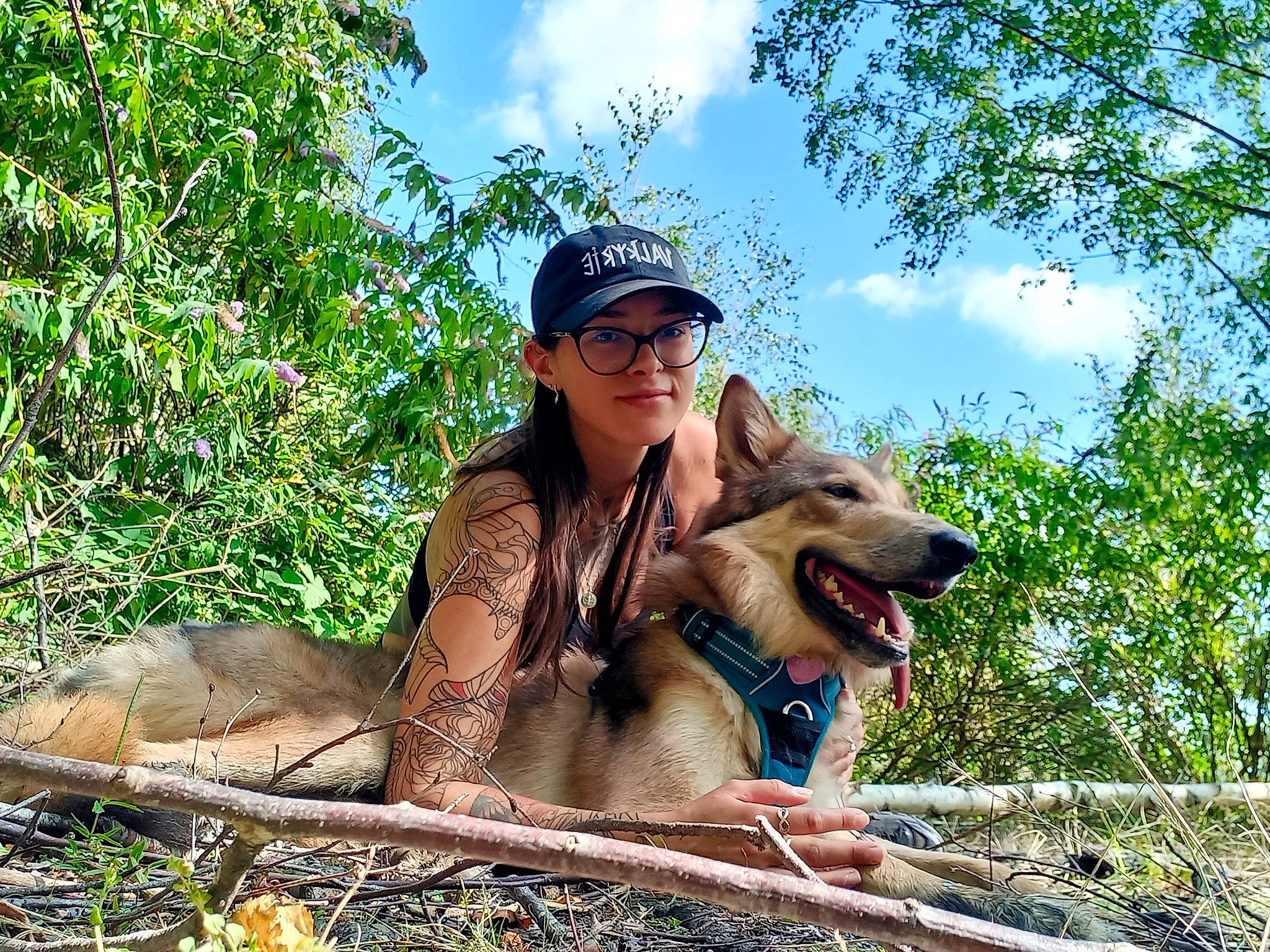 Valkyrie a rejoint le concours — aidez-le/la à gagner de superbes lots ! baseball_cap, cap, carnivore, cloud, companion_dog, dog, dog_breed, eyewear, fawn, goggles, happy, hat, leisure, people_in_nature, plant, sky, smile, sunglasses, tree, wildlife_biologist