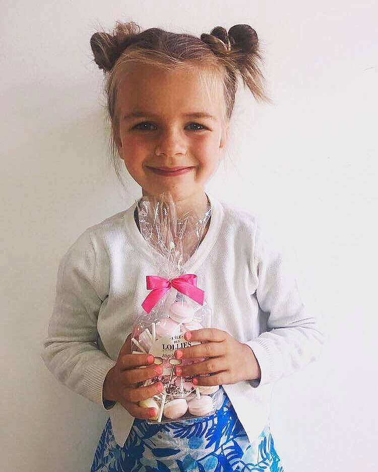 Mariposa a rejoint le concours — aidez-le/la à gagner de superbes lots ! brown_hair, child, fashion_accessory, hair, hair_accessory, hairstyle, happy, joy, person, photography, pink, play, sleeve, textile, toddler