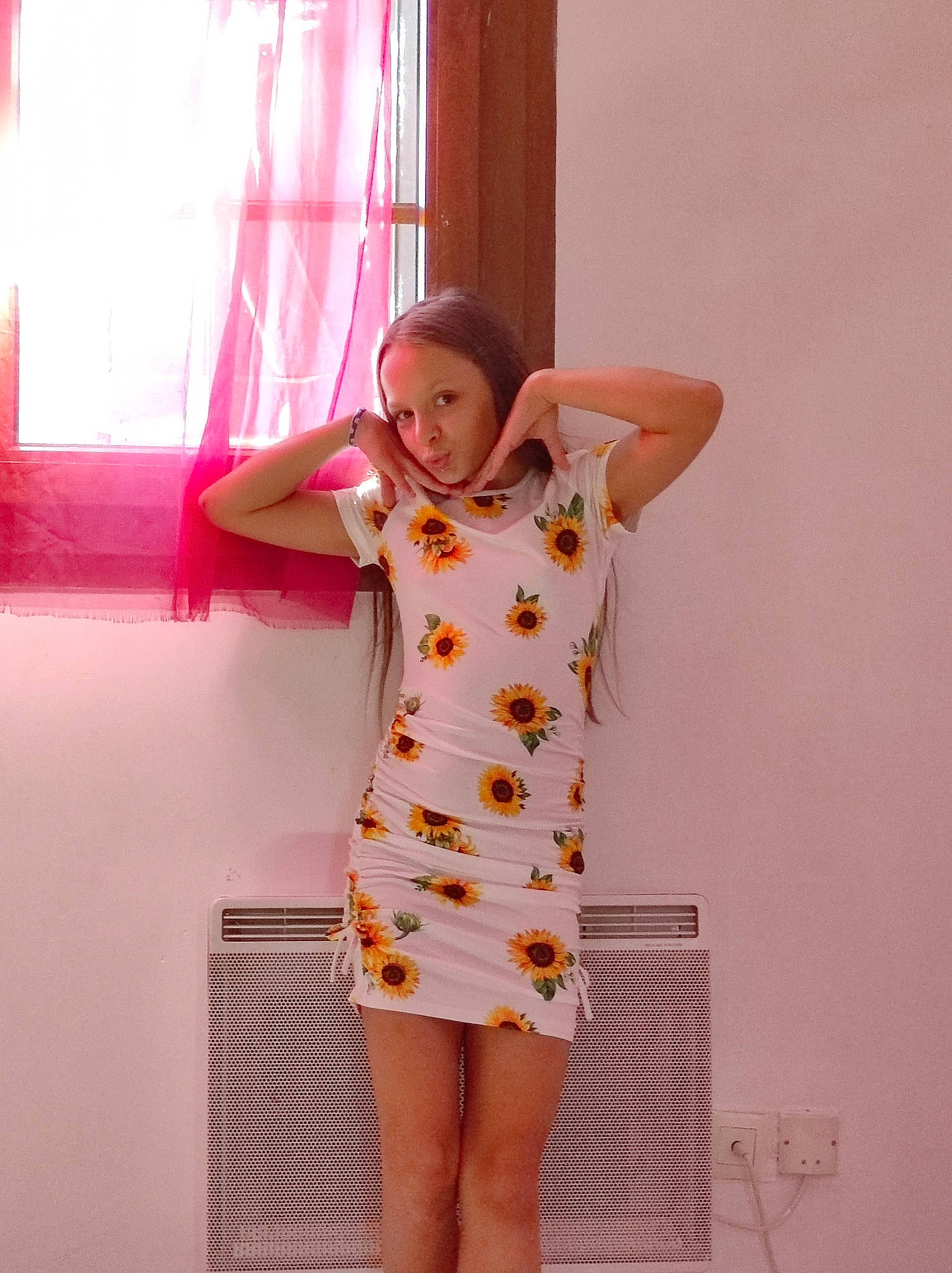 Louanne participe au concours pour gagner de l'argent avec cette photo : curtain, day_dress, dress, elbow, fashion_design, fun, gesture, human_leg, knee, magenta, neck, one_piece_garment, pattern, peach, person, purple, room, sleeve, t_shirt, thigh