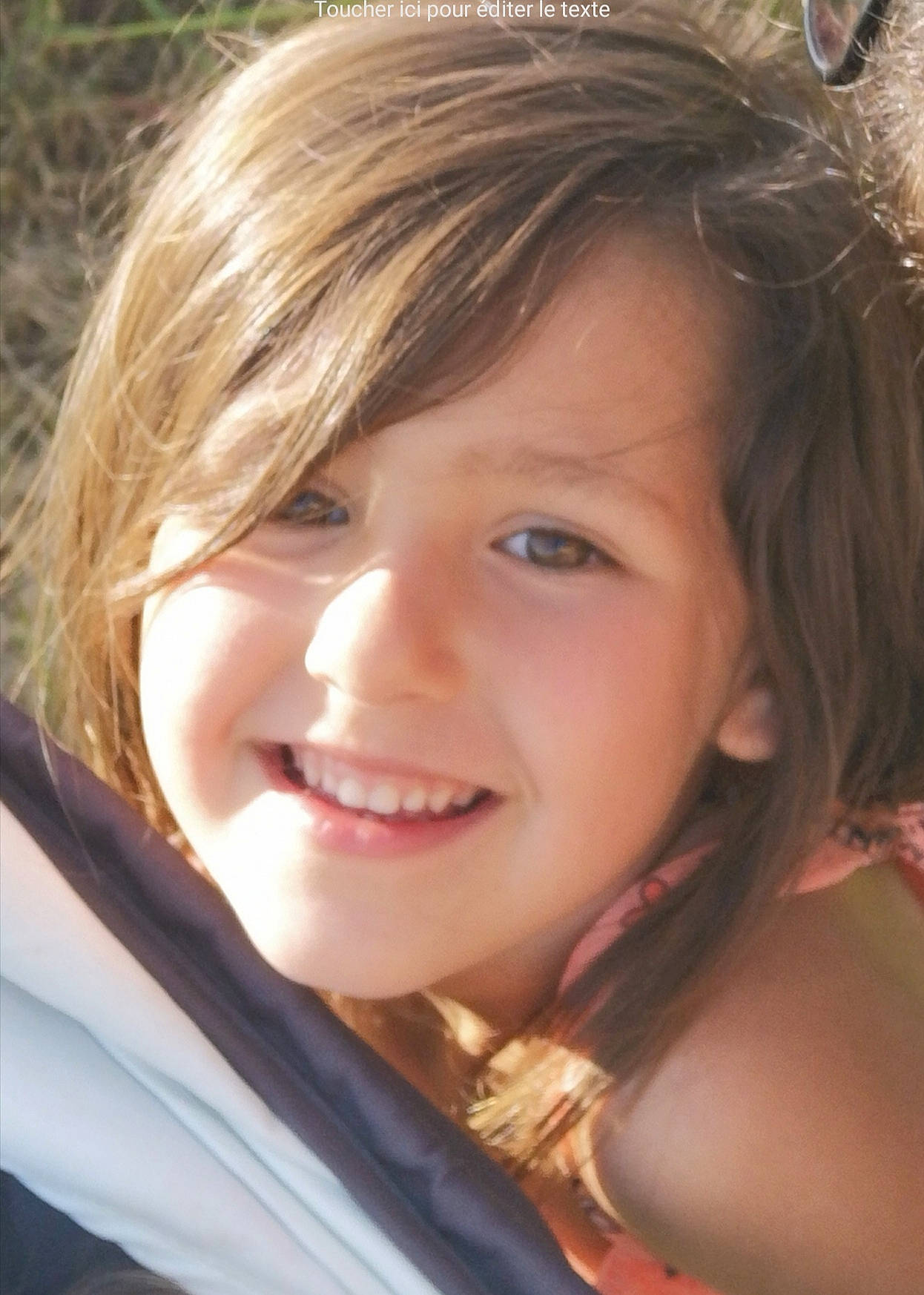 Emma participe au concours pour gagner de l'argent avec cette photo : cheek, chin, eye, eyebrow, eyelash, face, flash_photography, fun, grass, happy, iris, jaw, joy, layered_hair, lip, mouth, neck, nose, person, skin