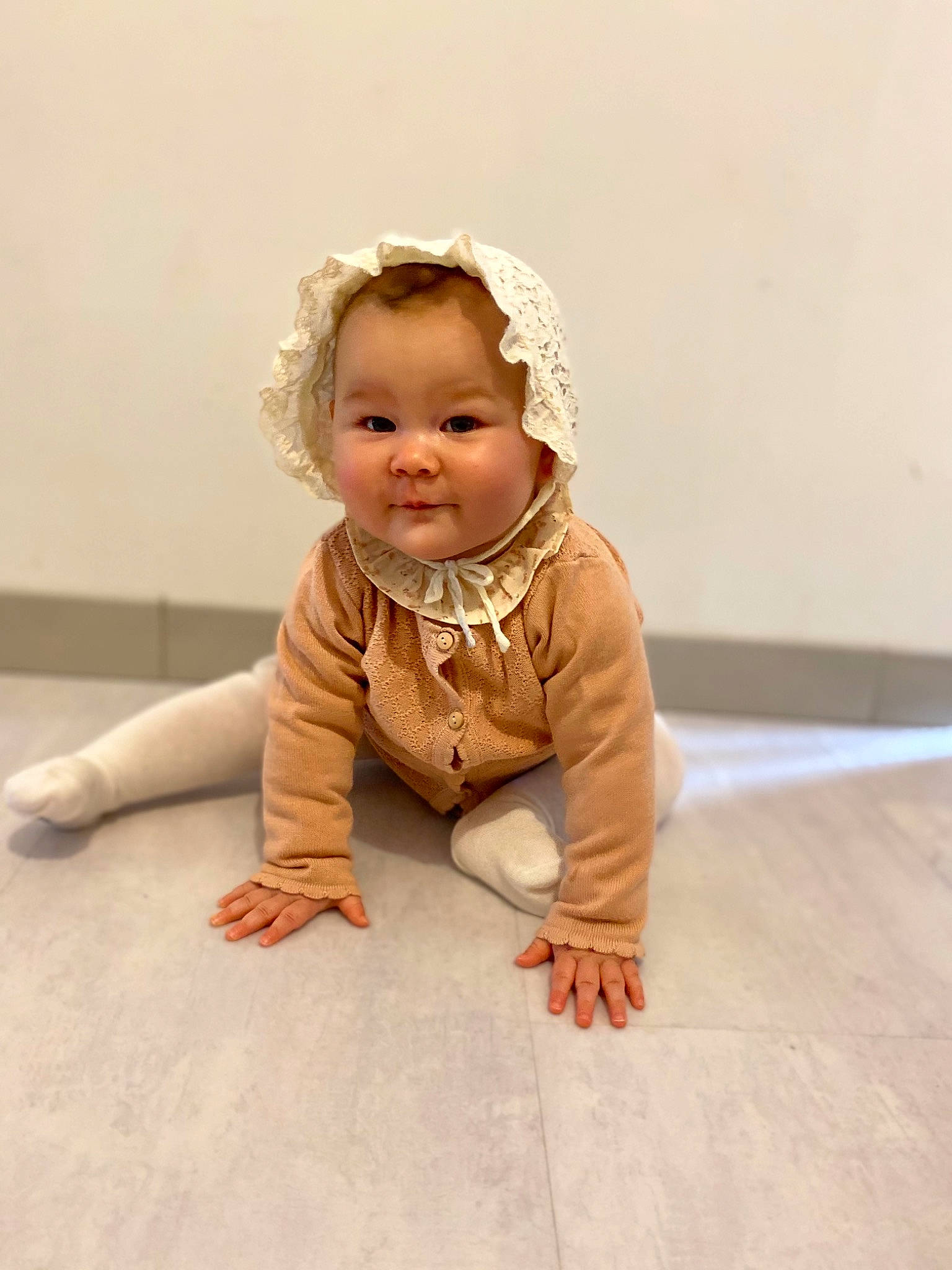 Zina a rejoint le concours — aidez-le/la à gagner de superbes lots ! baby, baby_toddler_clothing, cheek, child, crawling, facial_expression, flash_photography, floor, flooring, foot, fun, happy, hardwood, human_leg, nose, person, skin, sleeve, smile, toddler