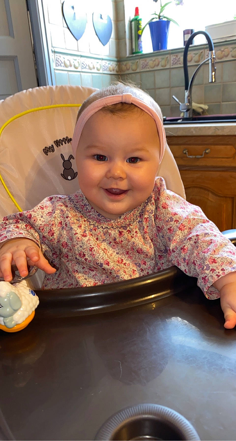 Zina a rejoint le concours — aidez-le/la à gagner de superbes lots ! baby, cabinetry, child, countertop, flooring, fun, happy, joy, kitchen, kitchen_appliance, kitchen_sink, leisure, person, plumbing_fixture, room, sink, sitting, smile, tableware, tap