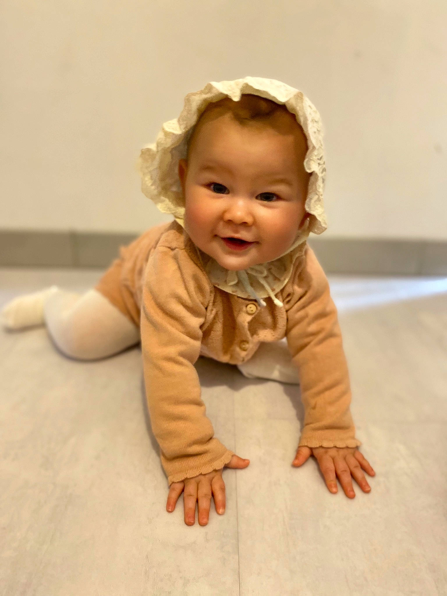Zina a rejoint le concours — aidez-le/la à gagner de superbes lots ! baby, baby_crawling, baby_toddler_clothing, cheek, child, eye, floor, flooring, foot, happy, hardwood, human_leg, lip, person, portrait_photography, sitting, skin, sleeve, smile, toddler