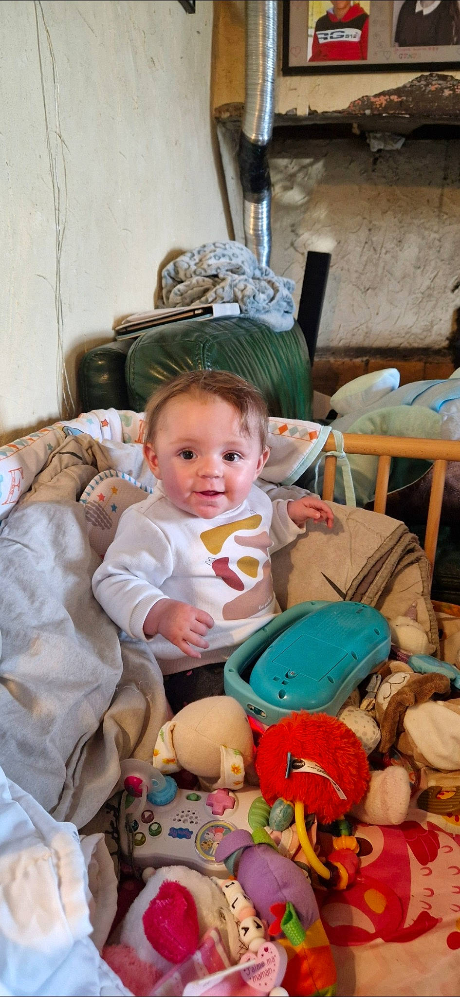 Kaïla participe au concours pour gagner de l'argent avec cette photo : baby, baby_products, baby_toddler_clothing, chair, cheek, child, comfort, event, fun, happy, hat, person, plush, room, sitting, smile, stuffed_toy, textile, toddler, toy