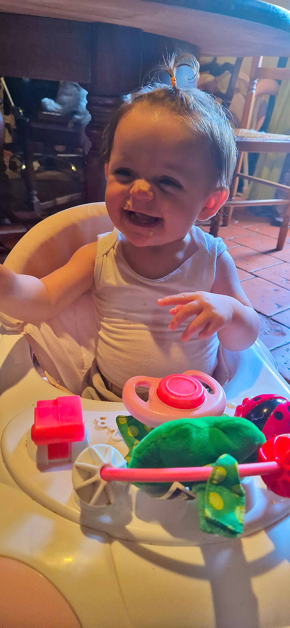 Kaïla a rejoint le concours — aidez-le/la à gagner de superbes lots ! baby, baby_playing_with_toys, baby_products, baby_toys, cheek, child, fun, happy, leisure, person, plastic, play, product, sitting, skin, smile, snapshot, stuffed_toy, toddler, toy