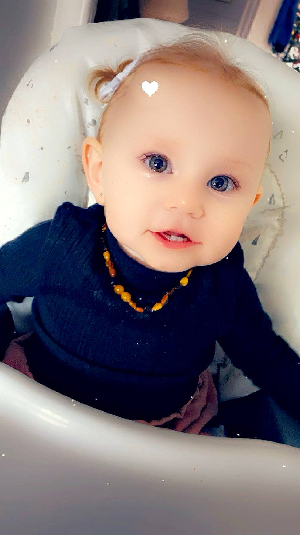 Aria a rejoint le concours — aidez-le/la à gagner de superbes lots ! baby, baby_toddler_clothing, cheek, child, electric_blue, eyebrow, eyelash, fashion_accessory, flash_photography, fun, happy, human_body, iris, lip, neck, nose, person, sitting, skin, sleeve