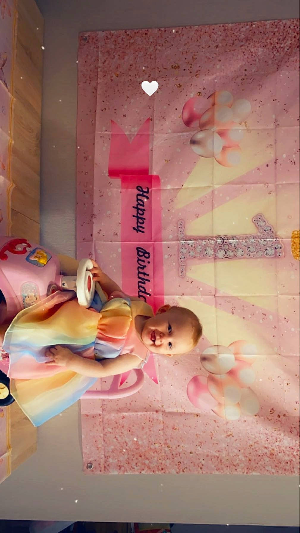 Aria participe au concours pour gagner de l'argent avec cette photo : advertising, art, baby, building, ceiling, child, joy, magenta, material_property, peach, person, pink, rectangle, room, toddler, toy, visual_arts