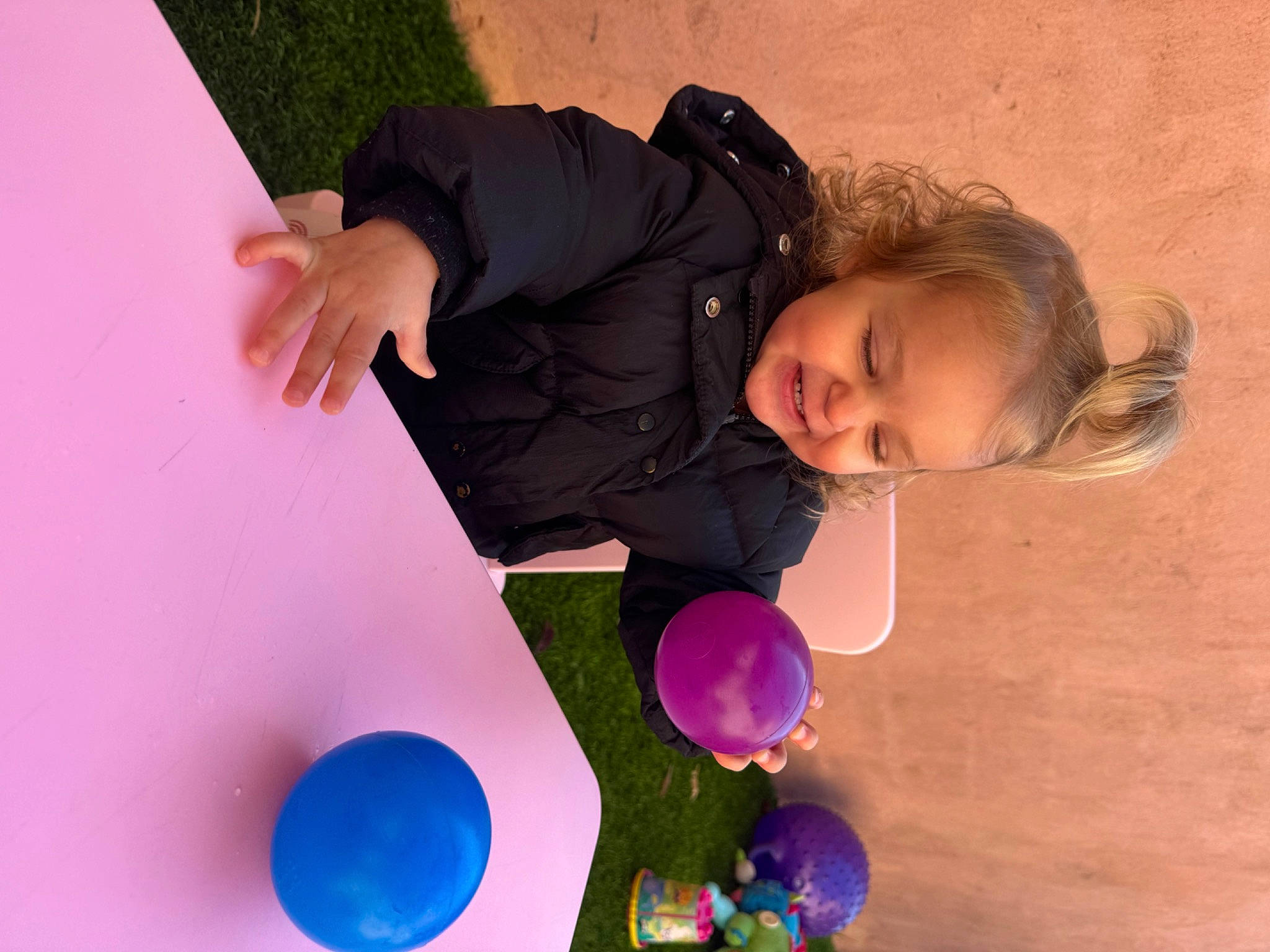 Emy participe au concours pour gagner de l'argent avec cette photo : baby, balloon, child, circle, event, fun, happy, leisure, magenta, party_supply, person, pink, play, purple, recreation, sitting, smile, toddler, toy, tree