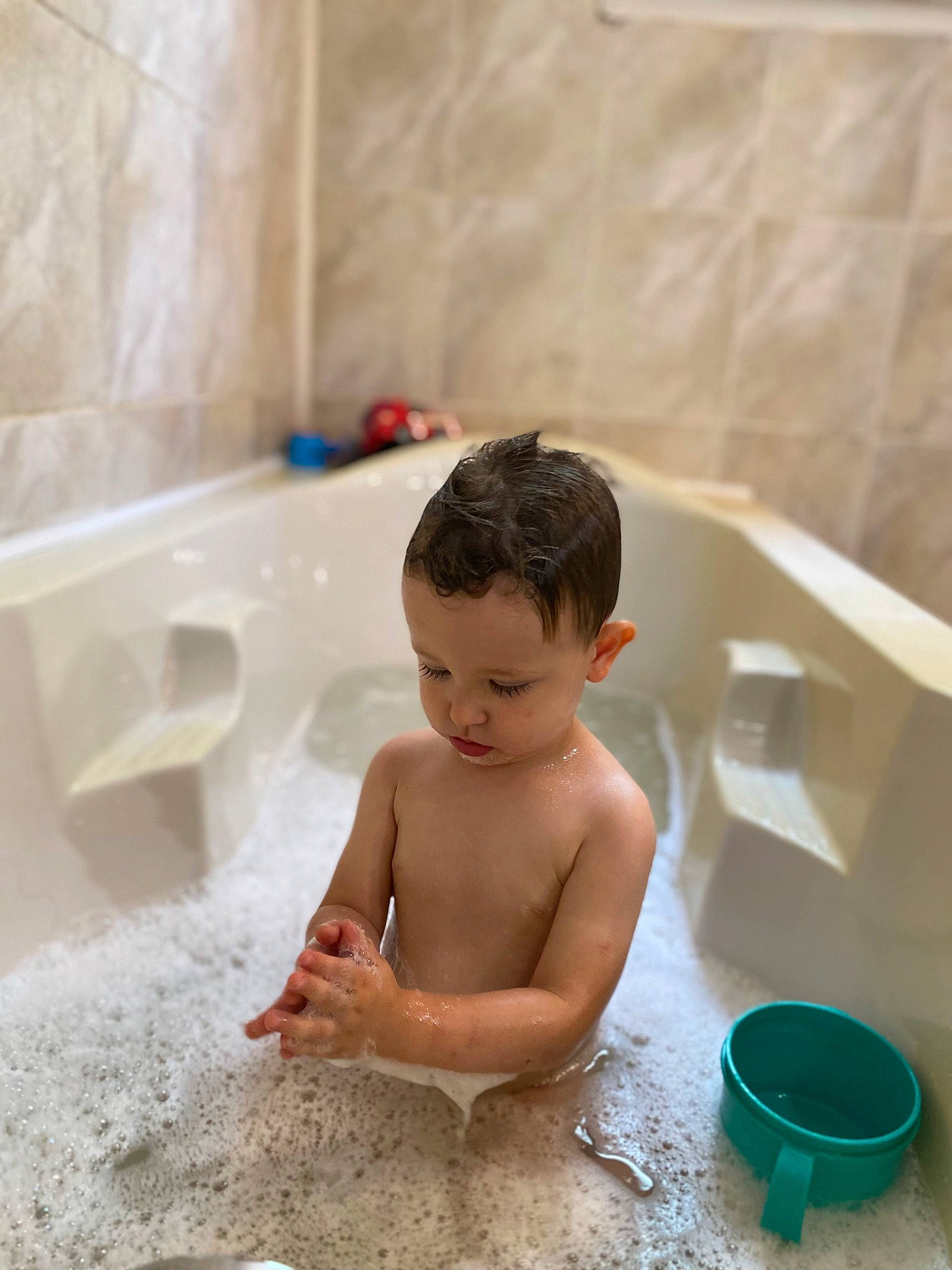 Maylann participe au concours pour gagner de l'argent avec cette photo : baby, baby_bathing, barechested, barefoot, bathing, bathroom, bathtub, chest, child, composite_material, flooring, fluid, foam, fun, leisure, person, personal_care, plumbing, plumbing_fixture, toddler