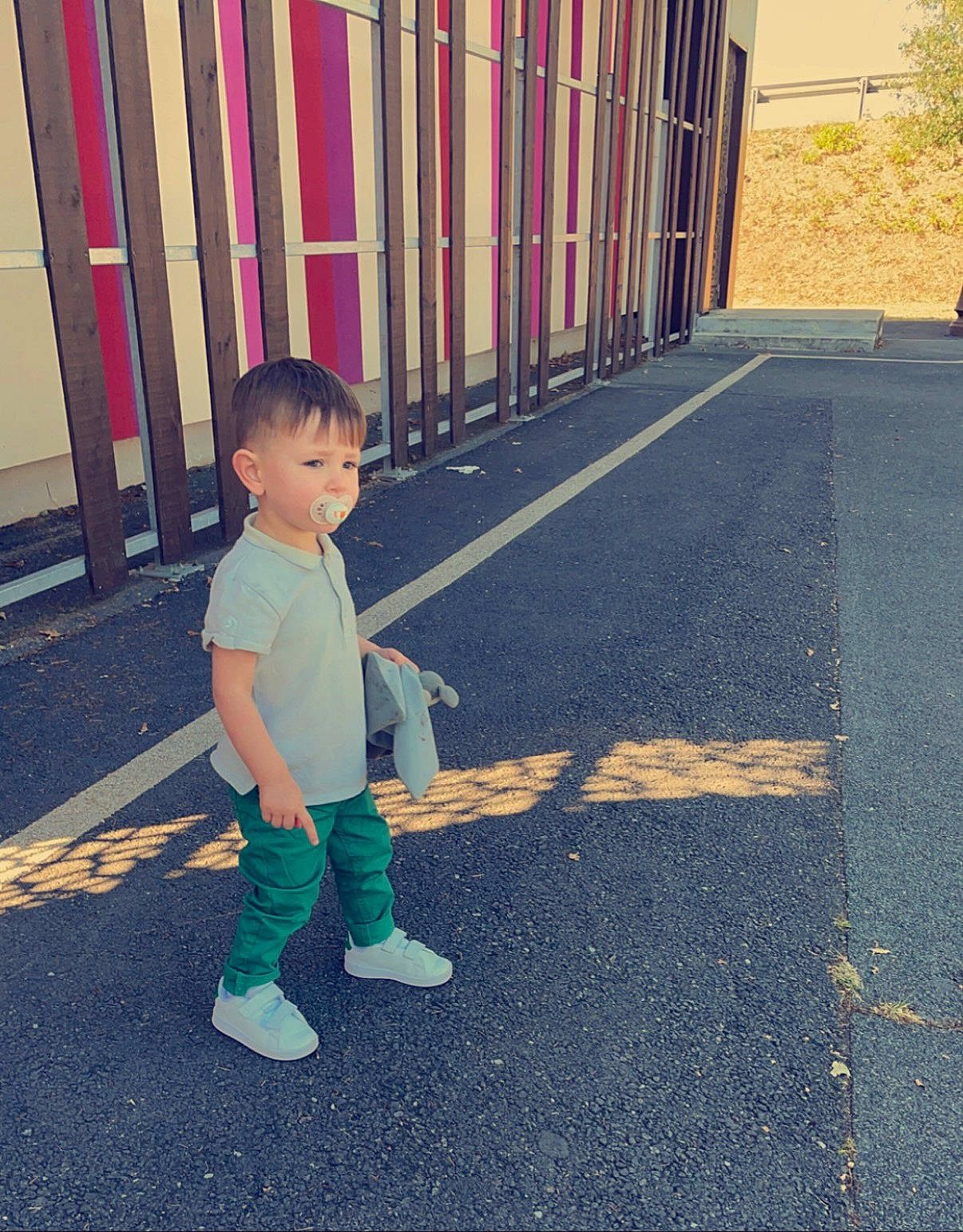 Maylann a rejoint le concours — aidez-le/la à gagner de superbes lots ! asphalt, city, electric_blue, flooring, fun, grass, happy, human_leg, leisure, pattern, pedestrian, people_in_nature, person, play, road, road_surface, shadow, sidewalk, tints_and_shades, toddler