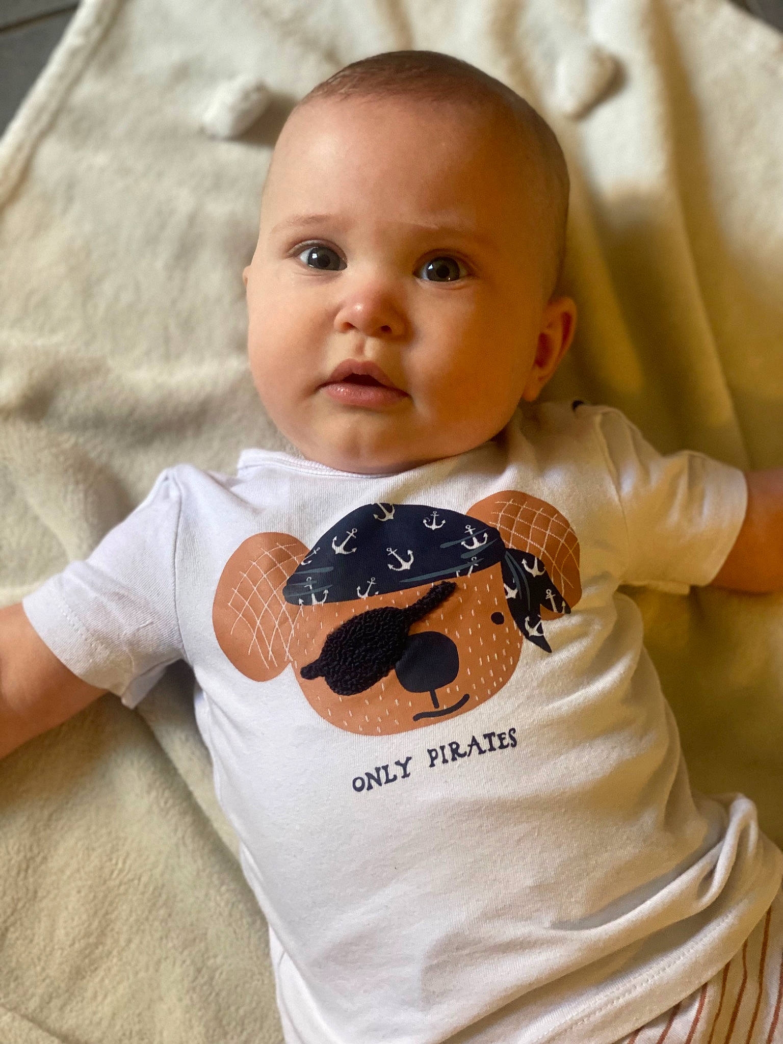 Swan a rejoint le concours — aidez-le/la à gagner de superbes lots ! baby, baby_toddler_clothing, cheek, comfort, eye, eyelash, face, happy, head, human, human_body, linens, mammal, nose, person, skin, sleeve, t_shirt, textile, toddler