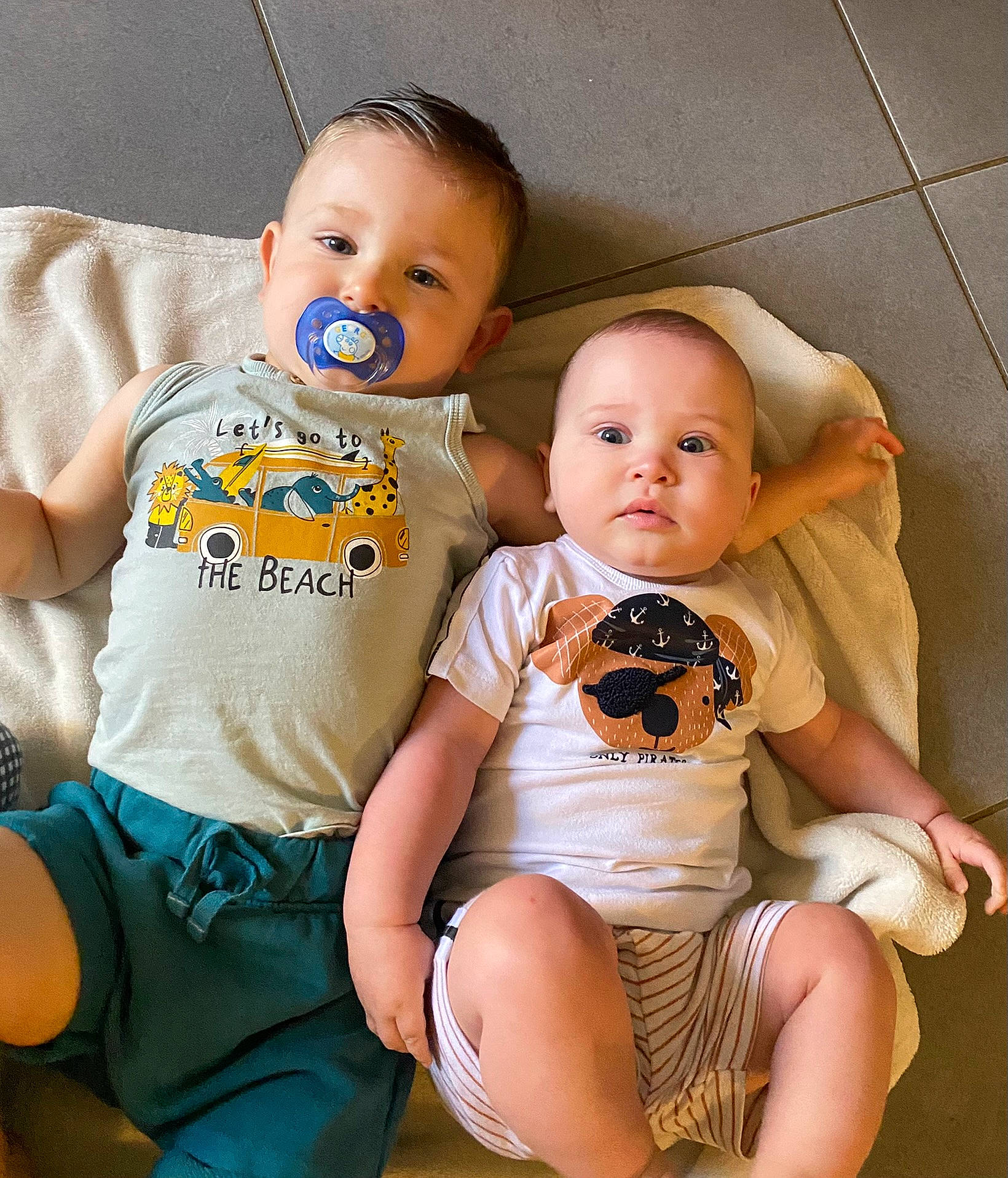 Swan a rejoint le concours — aidez-le/la à gagner de superbes lots ! baby, baby_toddler_clothing, cheek, child, comfort, eye, facial_expression, happy, iris, joint, knee, leg, person, product, skin, sleeve, standing, stomach, t_shirt, thigh