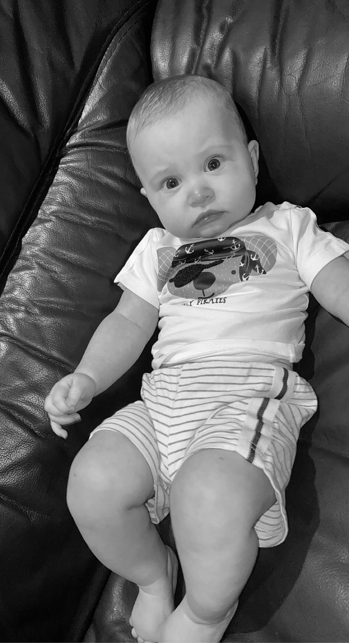 Swan a rejoint le concours — aidez-le/la à gagner de superbes lots ! baby, baby_toddler_clothing, black, black_and_white, cheek, comfort, eye, face, flash_photography, happy, human_body, iris, leg, mouth, person, photograph, skin, stomach, style, toddler