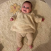 Malia participe au concours pour gagner de l'argent avec cette photo : applique, baby, babylaughing, blanket, clothing, face, happy, head, homedecor, newborn, pants, pattern, person, photography, portrait, sitting, sleeve, smile, standing