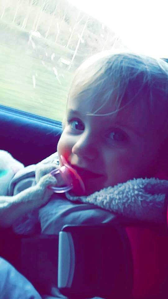 Elia a rejoint le concours — aidez-le/la à gagner de superbes lots ! blue, cheek, chin, close_up, emotion, eye, face, fun, girl, head, jaw, lip, mouth, nose, person, purple, selfie, smile