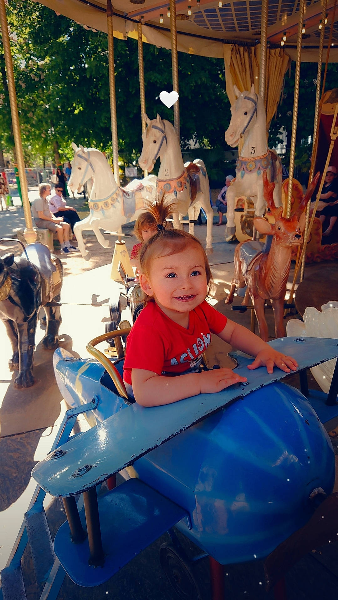 Zayan a rejoint le concours — aidez-le/la à gagner de superbes lots ! amusement_park, amusement_ride, carousel, child, electric_blue, event, fun, happy, horse, joy, leisure, motor_vehicle, nonbuilding_structure, person, playground, recreation, smile, snapshot, toddler, tree