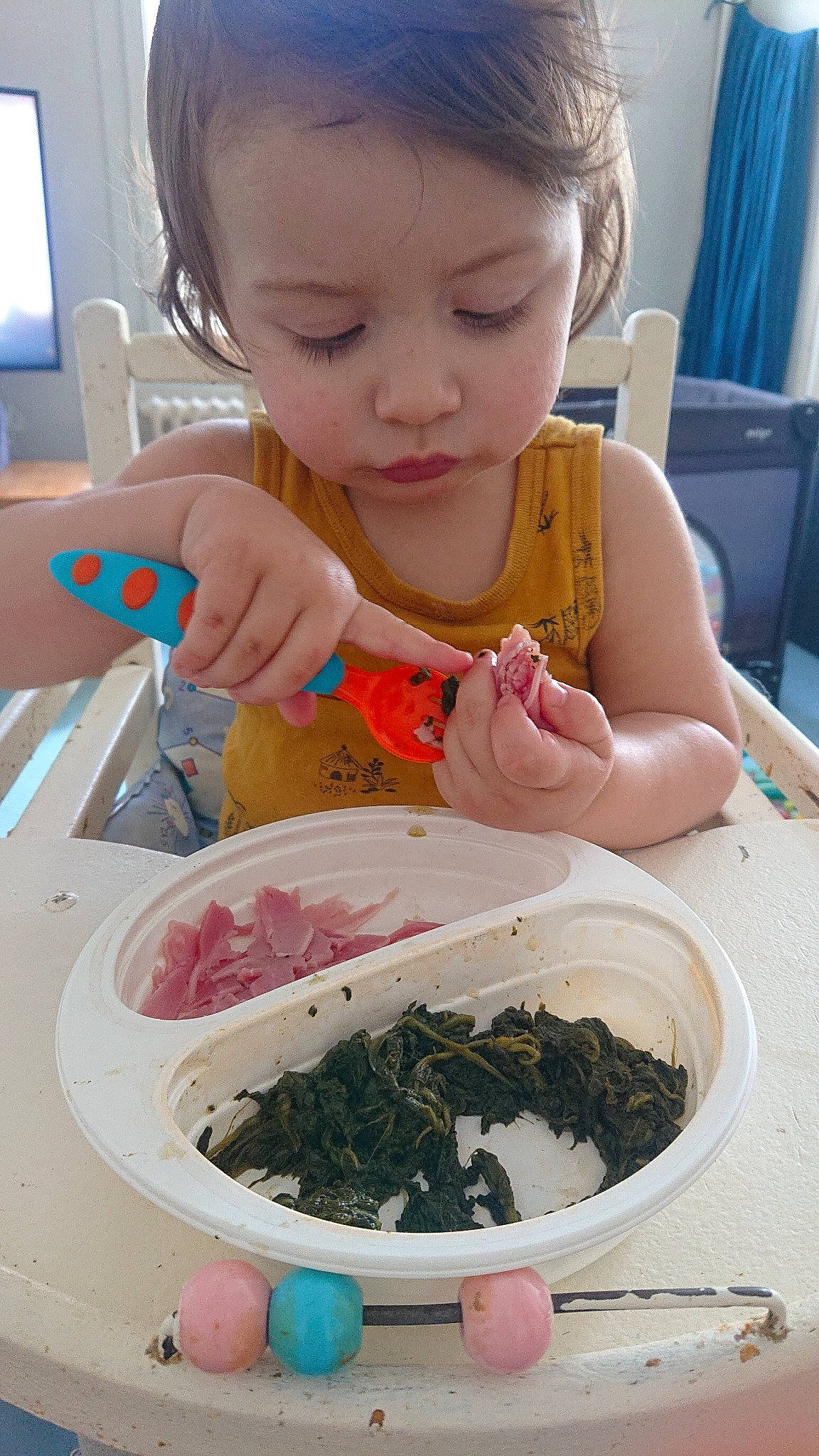 Zayan a rejoint le concours — aidez-le/la à gagner de superbes lots ! bowl, chair, child, comfort_food, cooking, cuisine, curtain, dish, food, herb, ingredient, leaf_vegetable, lunch, meal, person, produce, recipe, sharing, spoon, toddler