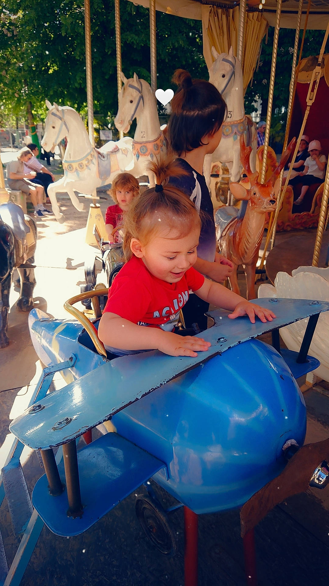 Zayan a rejoint le concours — aidez-le/la à gagner de superbes lots ! amusement_park, amusement_ride, carousel, child, city, electric_blue, event, fun, joy, leisure, nonbuilding_structure, organ, person, playground, pole, public_space, recreation, snapshot, t_shirt, toddler