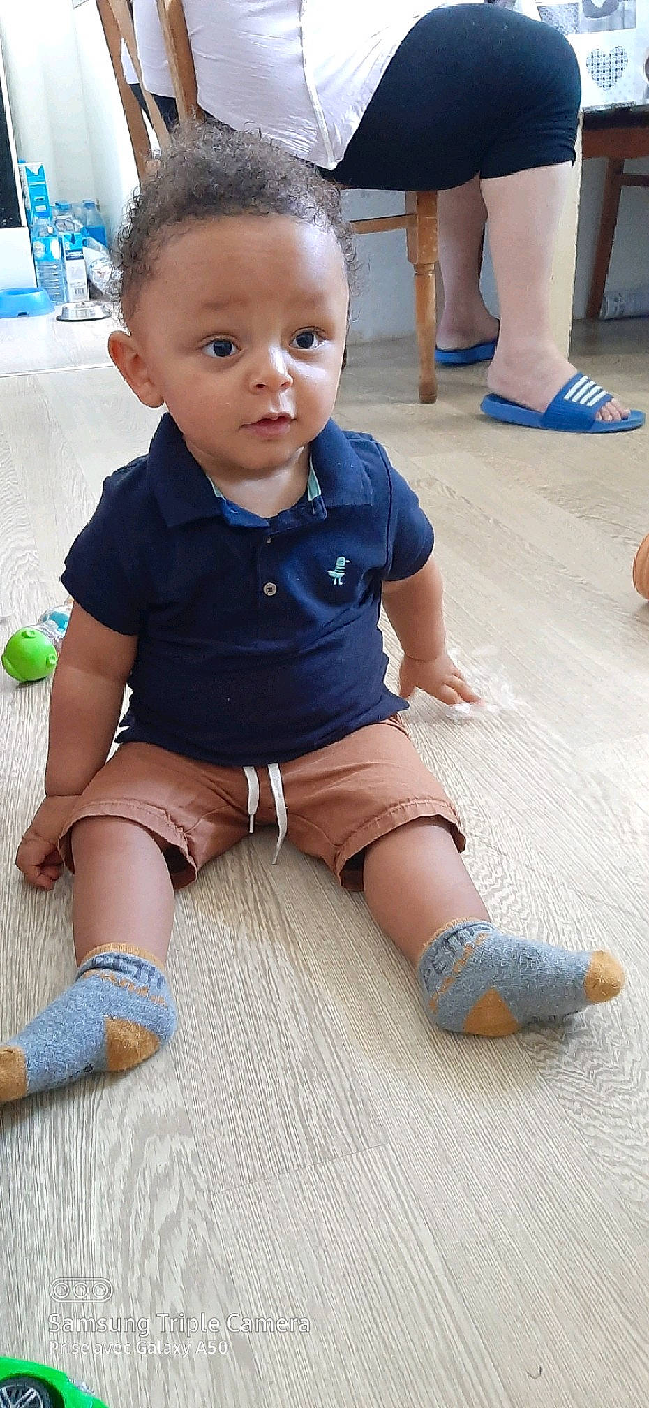 Enzo a rejoint le concours — aidez-le/la à gagner de superbes lots ! arm, baby_toddler_clothing, black, blue, face, finger, floor, flooring, head, joint, knee, leg, neck, person, shoulder, skin, sleeve, thigh, toddler, white