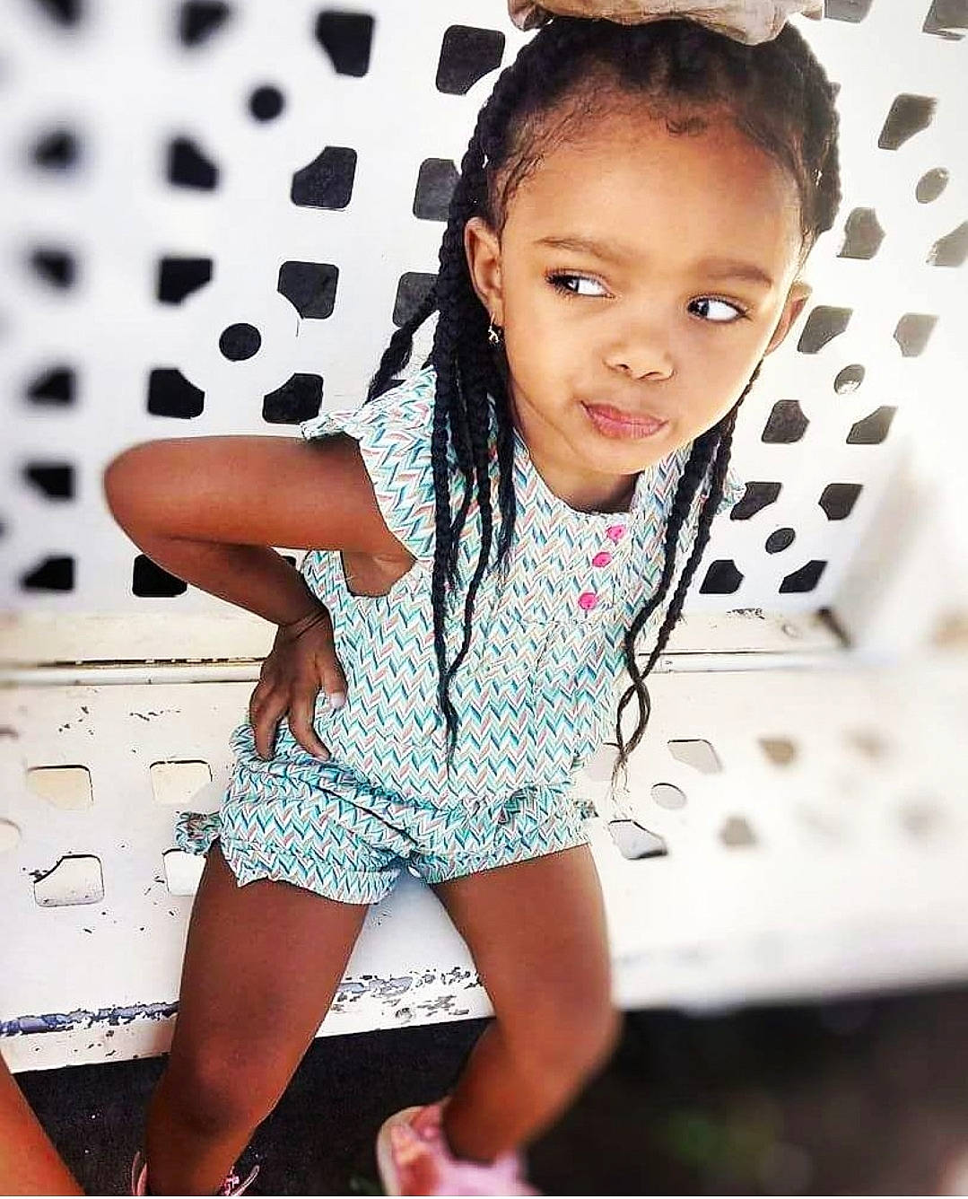 Shanel a rejoint le concours — aidez-le/la à gagner de superbes lots ! black_hair, brown_hair, child, child_model, design, girl, hair, hairstyle, joint, long_hair, pattern, person, polka_dot, shoulder, smile, toddler