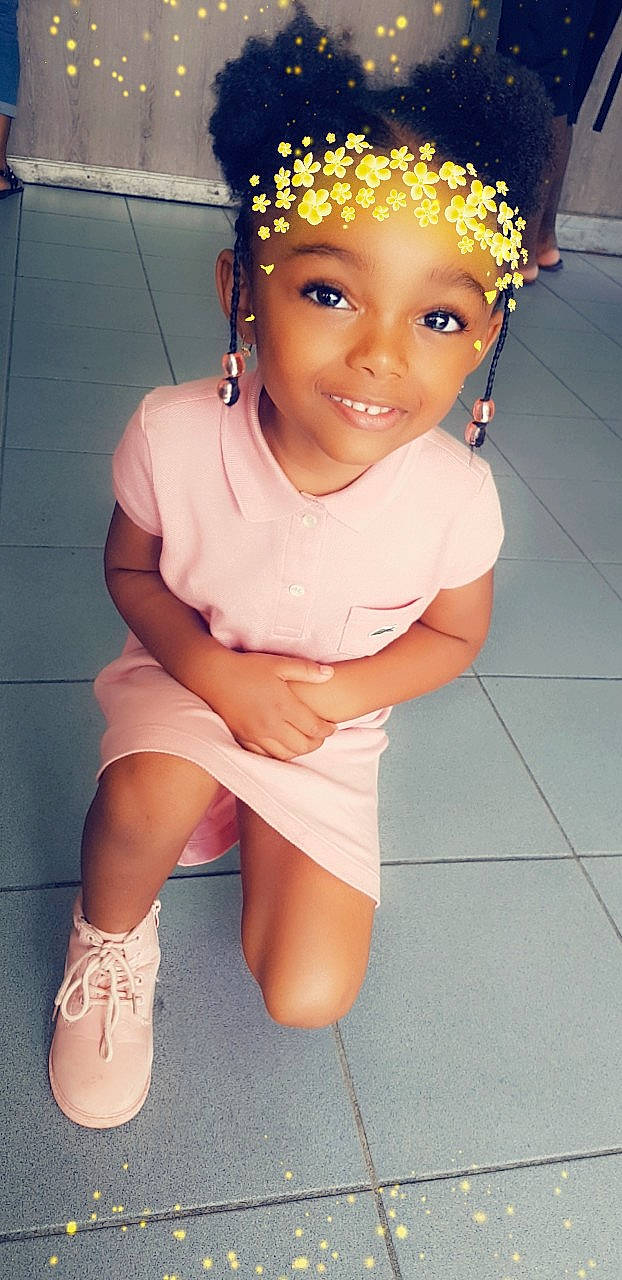 Shanel a rejoint le concours — aidez-le/la à gagner de superbes lots ! beauty, cheek, child, day, eye, facial_expression, fashion_accessory, fun, girl, hair_accessory, headgear, headwear, human_body, human_hair_color, infant, joy, leg, person, pink, shoulder