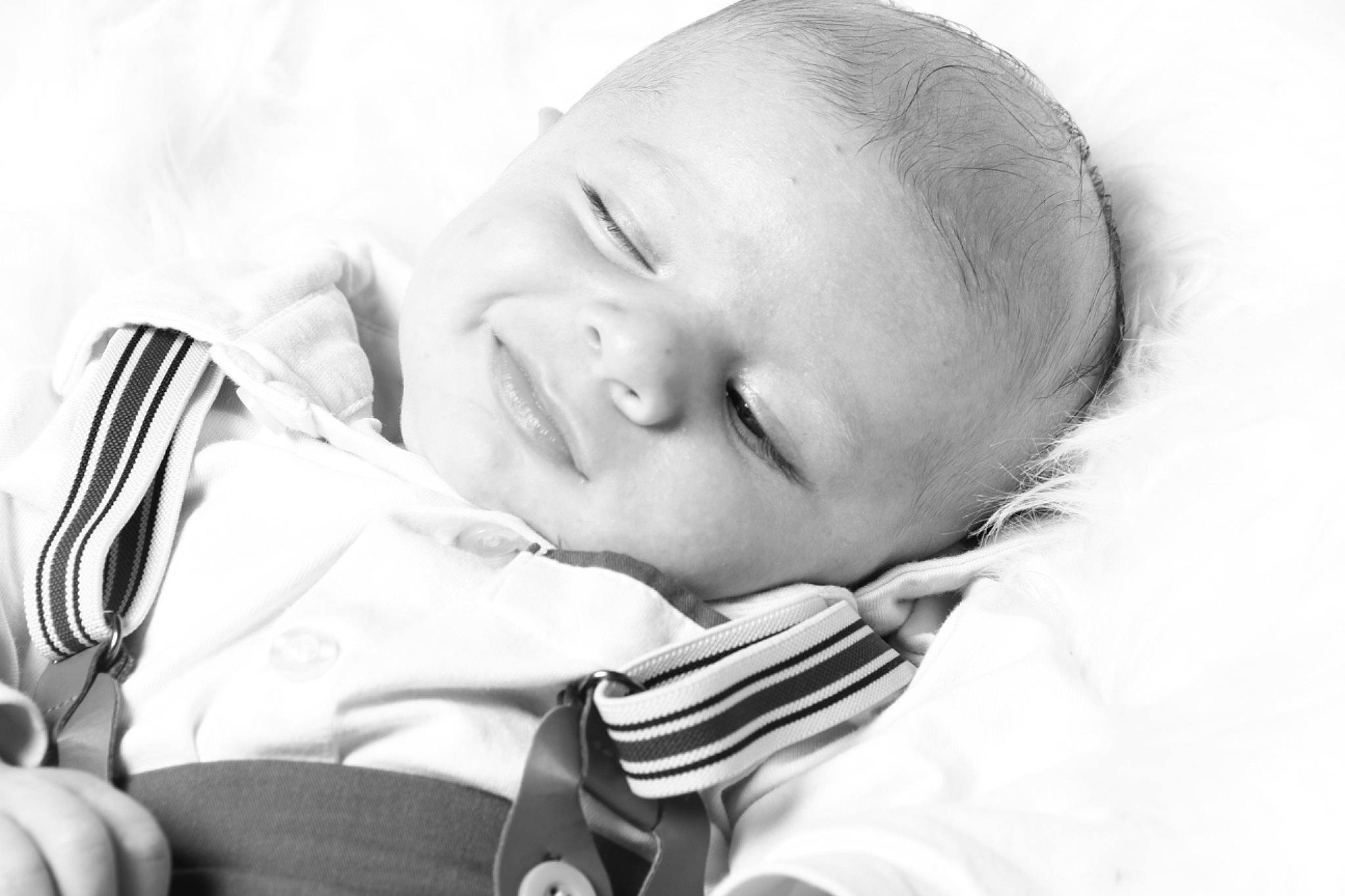 Thomas a rejoint le concours — aidez-le/la à gagner de superbes lots ! baby, baby_products, baby_sleeping, baby_toddler_clothing, bedtime, cheek, child, comfort, happy, iris, linens, monochrome, monochrome_photography, nap, person, portrait_photography, room, sleep, toddler