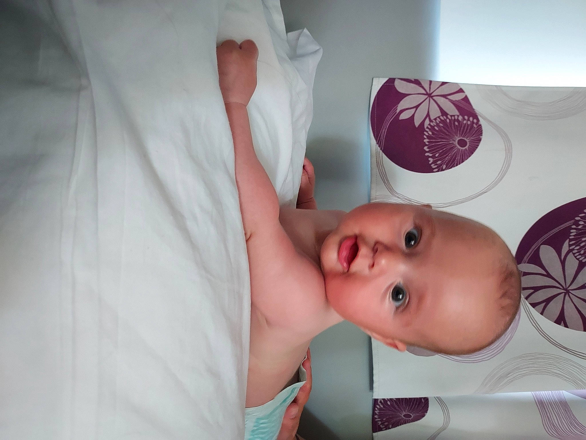 Hilona participe au concours pour gagner de l'argent avec cette photo : baby, baby_products, baby_safety, baby_toddler_clothing, bed, bedding, chest, child, comfort, eyelash, finger, hair_accessory, hand, headgear, infant_bed, linens, pattern, person, room, skin