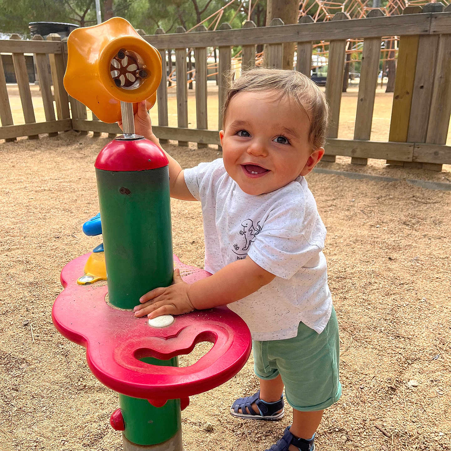 Adem a rejoint le concours — aidez-le/la à gagner de superbes lots ! boy, child, clothing, face, fence, footwear, grass, head, male, nature, outdoorplayarea, outdoors, park, person, photography, plant, playarea, portrait, sandal, shoe