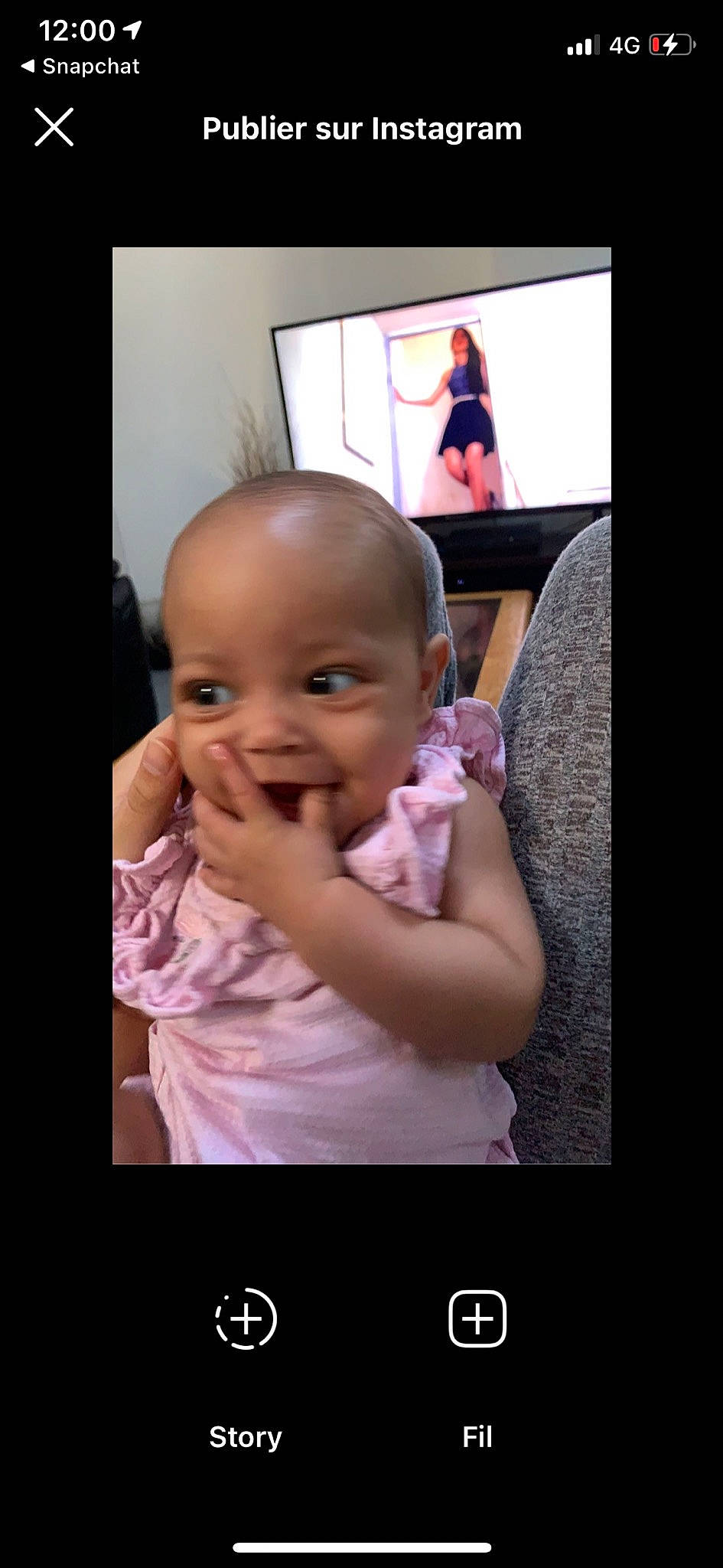 Aliya a rejoint le concours — aidez-le/la à gagner de superbes lots ! baby, baby_toddler_clothing, blurred, cheek, child, display_device, eyelash, flash_photography, fun, gadget, gesture, happy, magenta, multimedia, person, photo_caption, room, smile, t_shirt, thumb