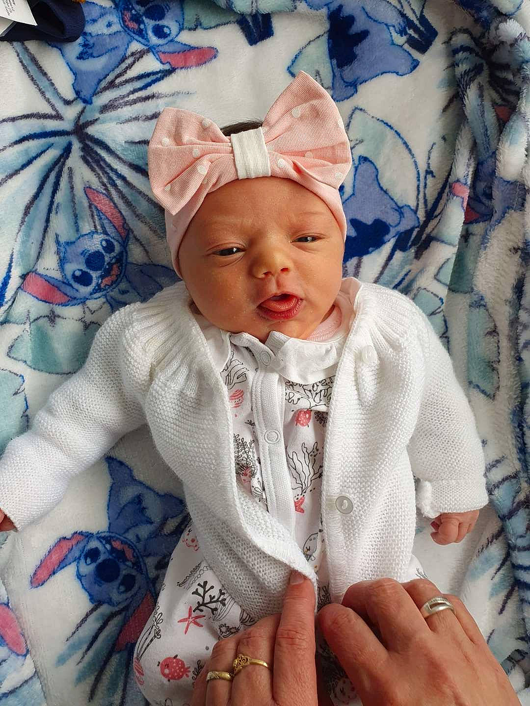 ïnaya participe au concours pour gagner de l'argent avec cette photo : baby, baby_products, baby_toddler_clothing, beanie, cap, cheek, child, comfort, eye, fashion_accessory, happy, headwear, iris, linens, lip, nail, pattern, person, skin, sleeve