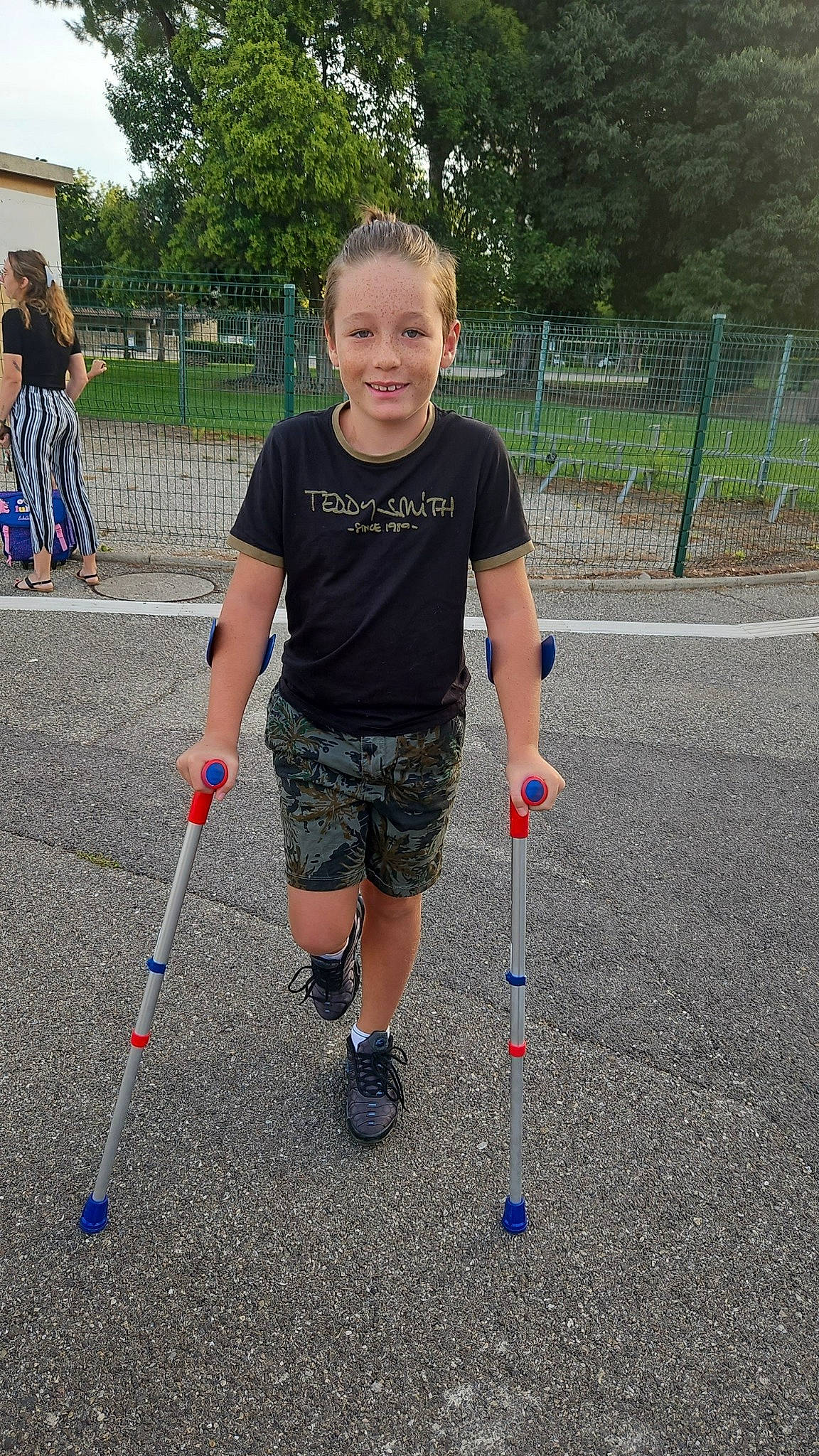 Maxime a rejoint le concours — aidez-le/la à gagner de superbes lots ! asphalt, electric_blue, fun, games, golf, grass, hiking_equipment, individual_sports, joy, leisure, outdoor_recreation, person, plant, recreation, shorts, smile, sneakers, sports, sports_equipment, t_shirt