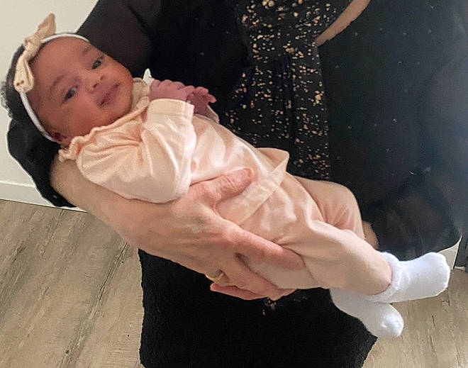 Alyssa participe au concours pour gagner de l'argent avec cette photo : abdomen, baby, baby_products, baby_toddler_clothing, comfort, elbow, event, finger, foot, gesture, happy, headwear, human_leg, joint, nail, person, sitting, sleeve, thumb, toddler