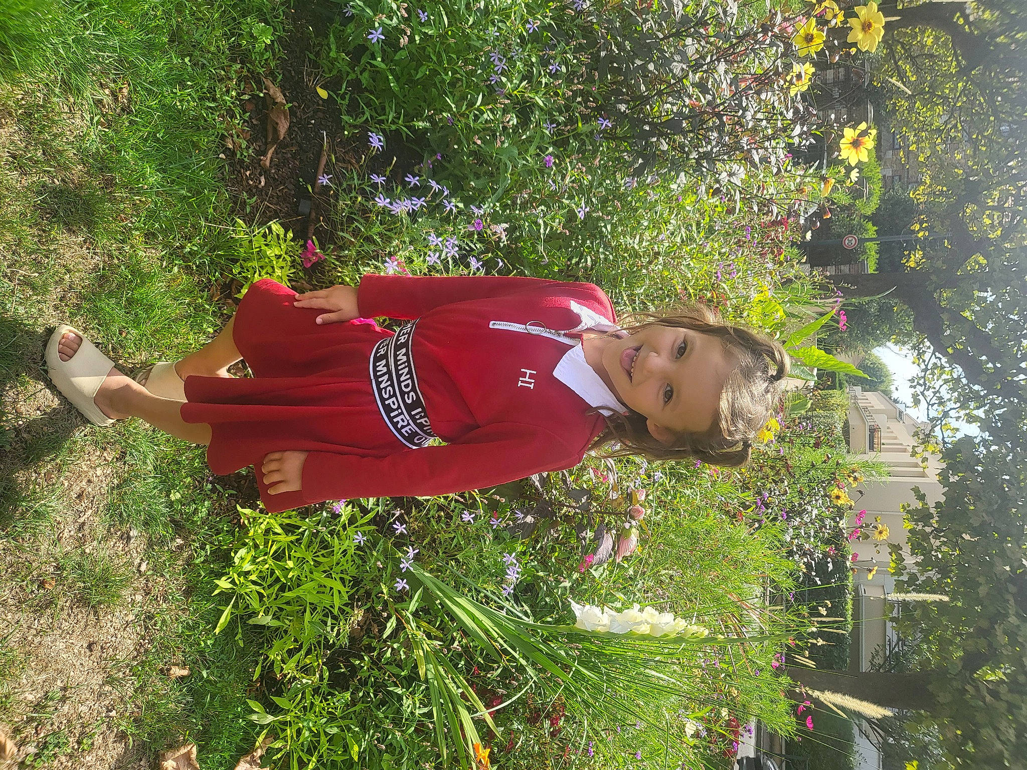 Louane a rejoint le concours — aidez-le/la à gagner de superbes lots ! carmine, electric_blue, flower, fun, garden, grass, hat, joy, leisure, people_in_nature, person, plant, recreation, shrub, toddler, tree