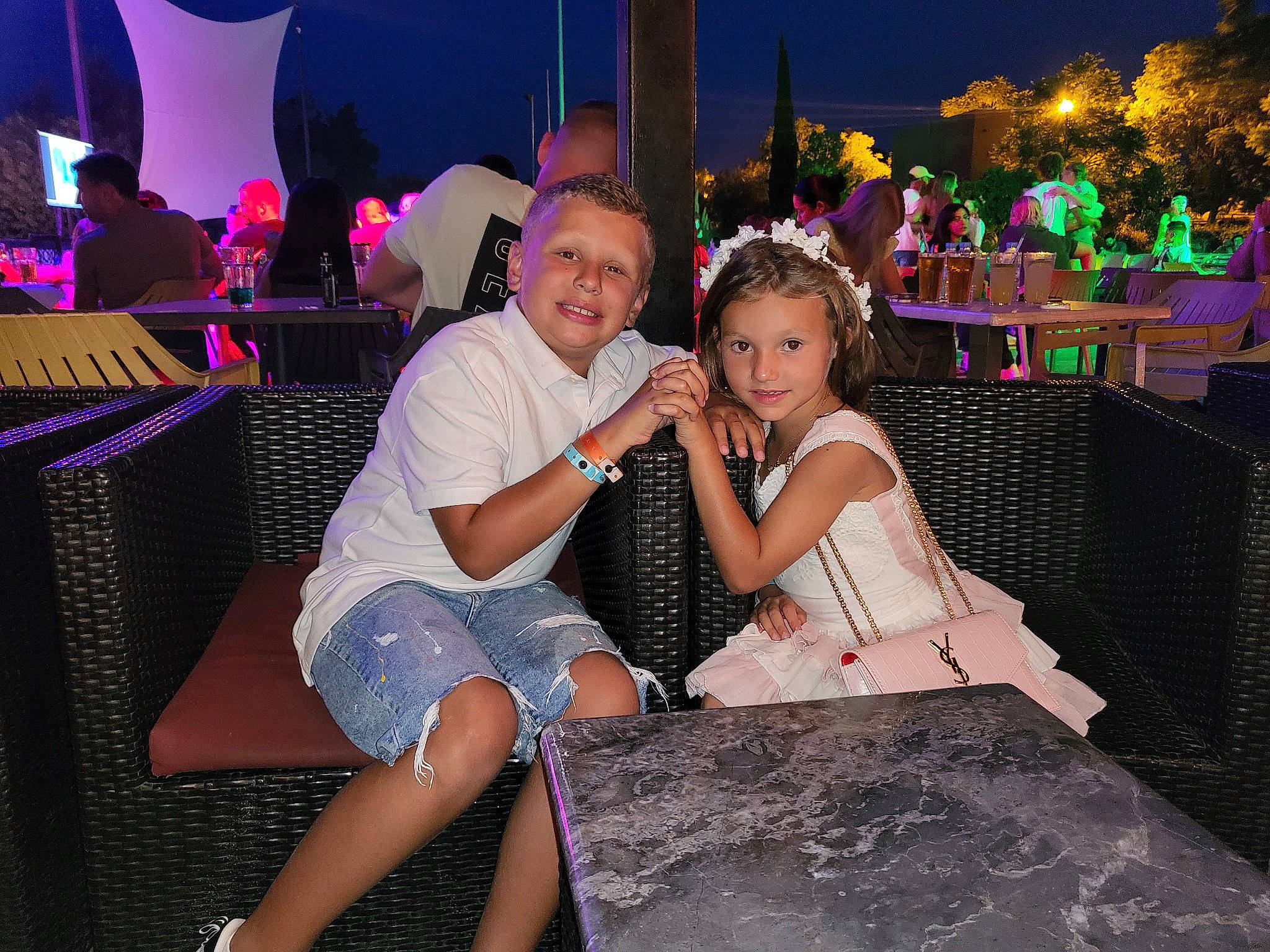 Louane a rejoint le concours — aidez-le/la à gagner de superbes lots ! entertainment, event, flash_photography, fun, happy, interaction, joy, lap, leg, leisure, lighting, magenta, person, pink, purple, shorts, sitting, smile, thigh, travel