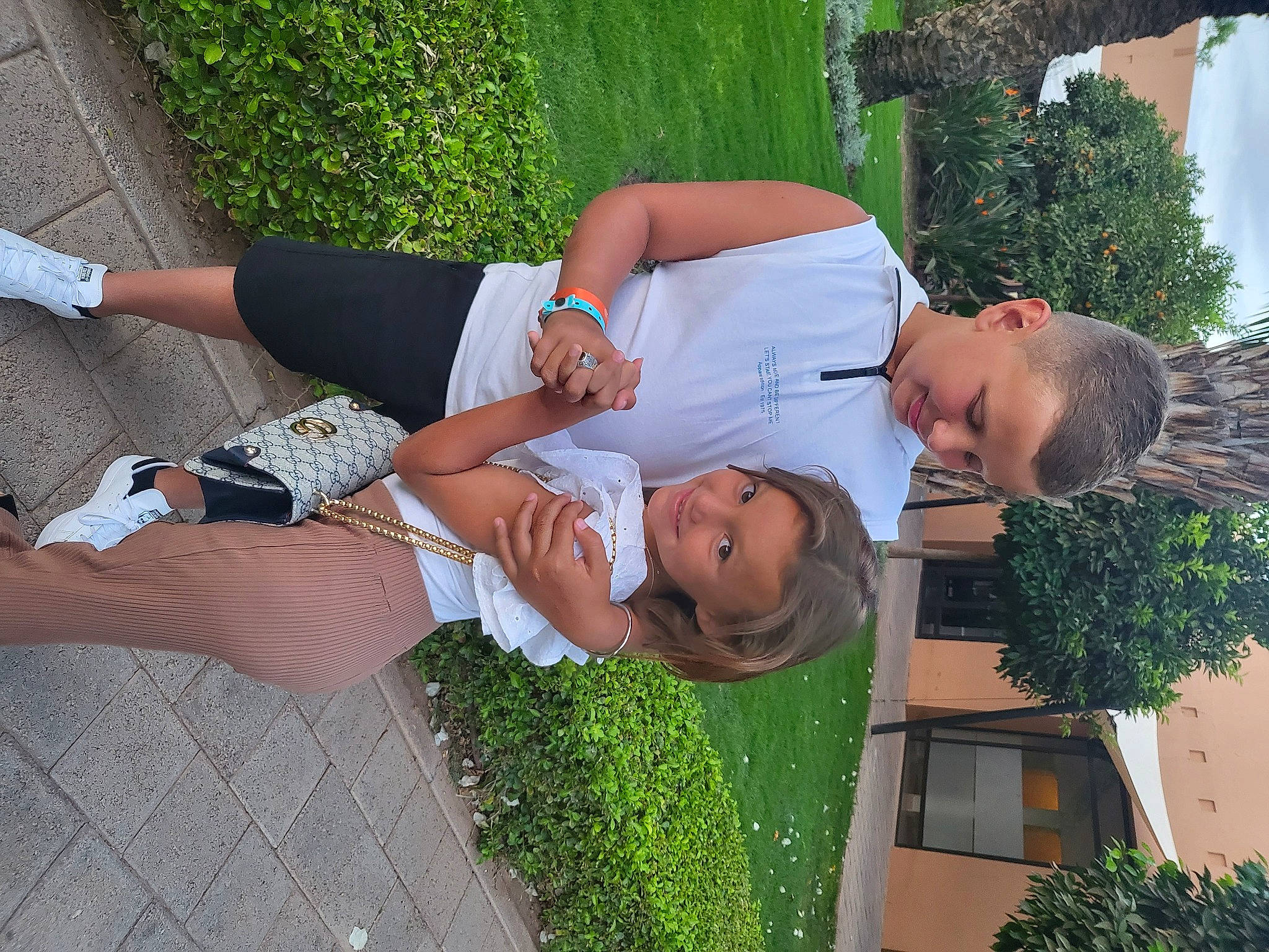 Louane a rejoint le concours — aidez-le/la à gagner de superbes lots ! elbow, event, fun, garden, gesture, grass, green, happy, human_leg, joy, knee, lap, lawn, leisure, people_in_nature, person, plant, shorts, summer, thigh