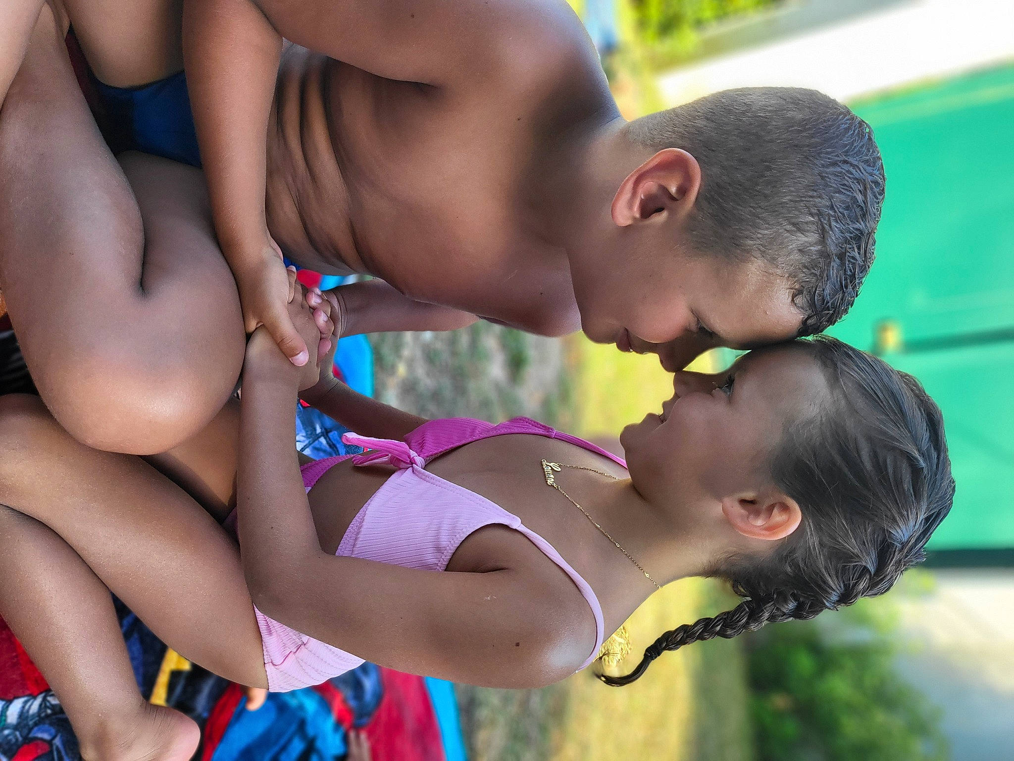 Louane a rejoint le concours — aidez-le/la à gagner de superbes lots ! baby, black, child, event, fun, gesture, grass, happy, human_body, human_leg, leisure, muscle, people, people_in_nature, person, photograph, recreation, sharing, summer, thigh