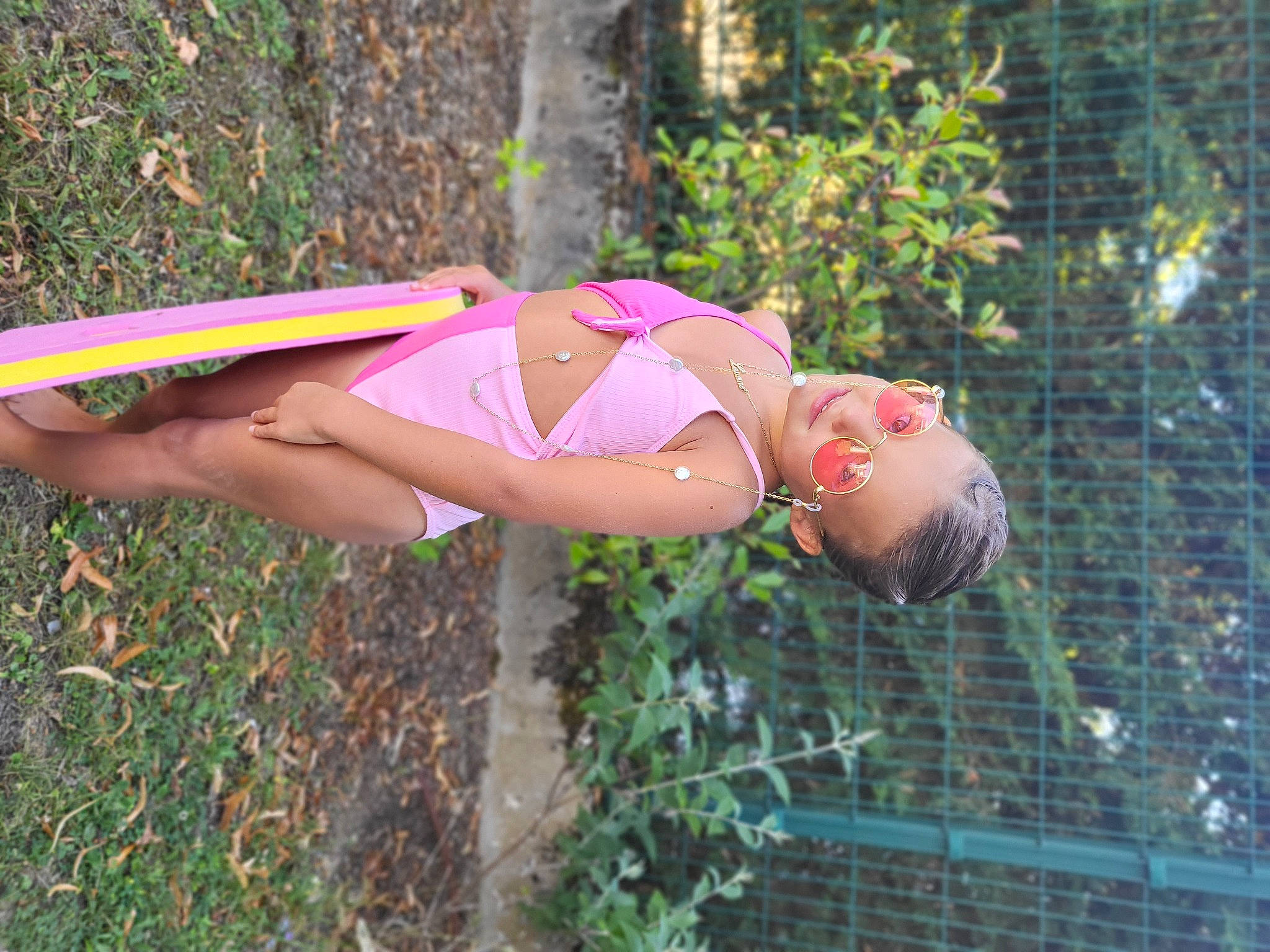 Louane participe au concours pour gagner de l'argent avec cette photo : abdomen, chest, elbow, fashion_accessory, flesh, fun, grass, human_leg, knee, leisure, magenta, people_in_nature, person, pink, plant, smile, thigh, tree, trunk, waist