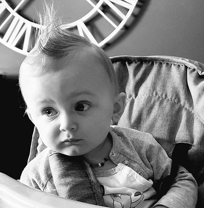 Rub participe au concours pour gagner de l'argent avec cette photo : arm, baby, black, cheek, chin, ear, eye, eyebrow, eyelash, face, forehead, hairstyle, hand, head, human, light, organ, person, photograph, skin