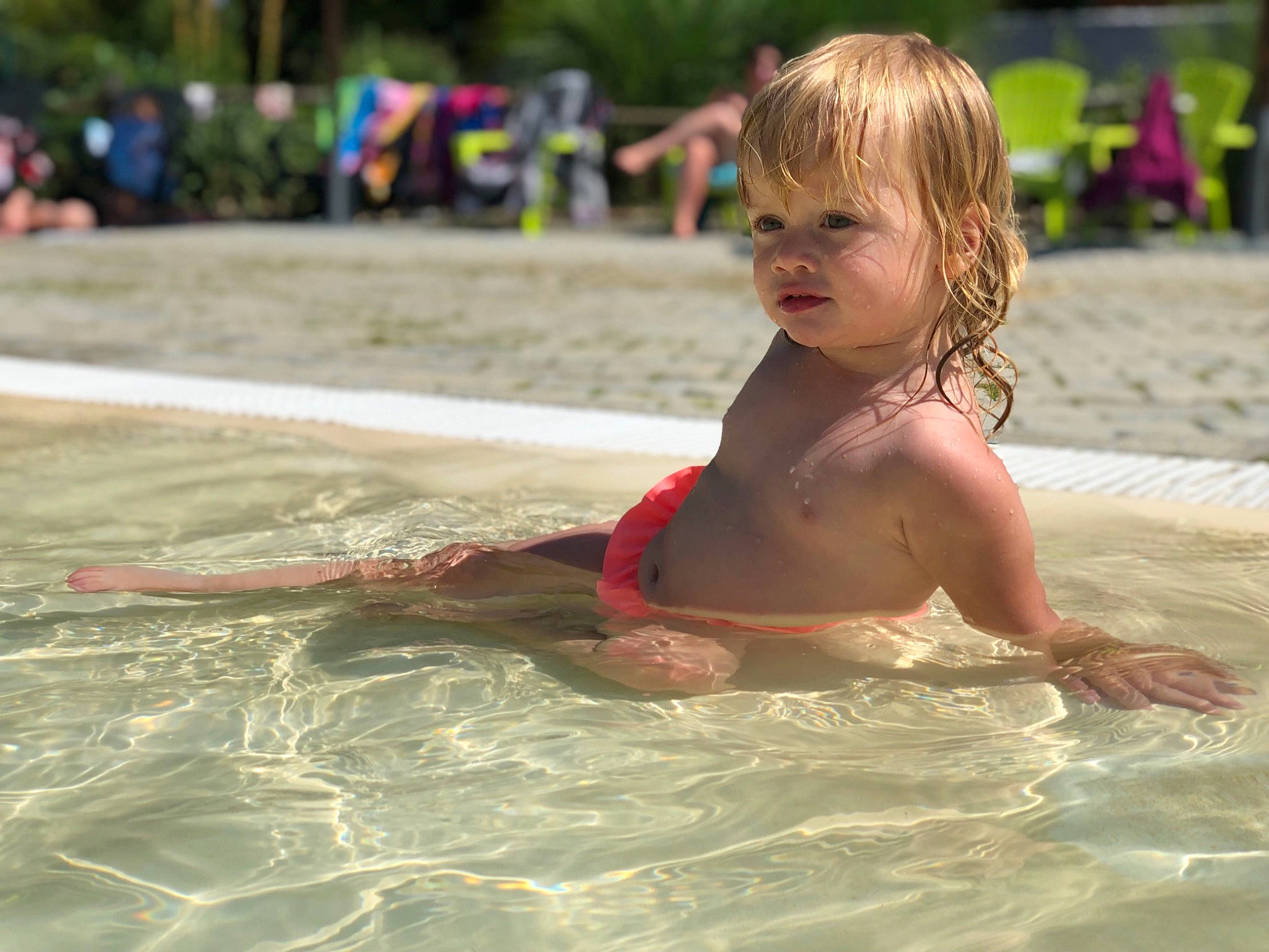 Romy a rejoint le concours — aidez-le/la à gagner de superbes lots ! bathing, blond, child, fun, leisure, person, play, recreation, smile, summer, swimming_pool, toddler, vacation, water