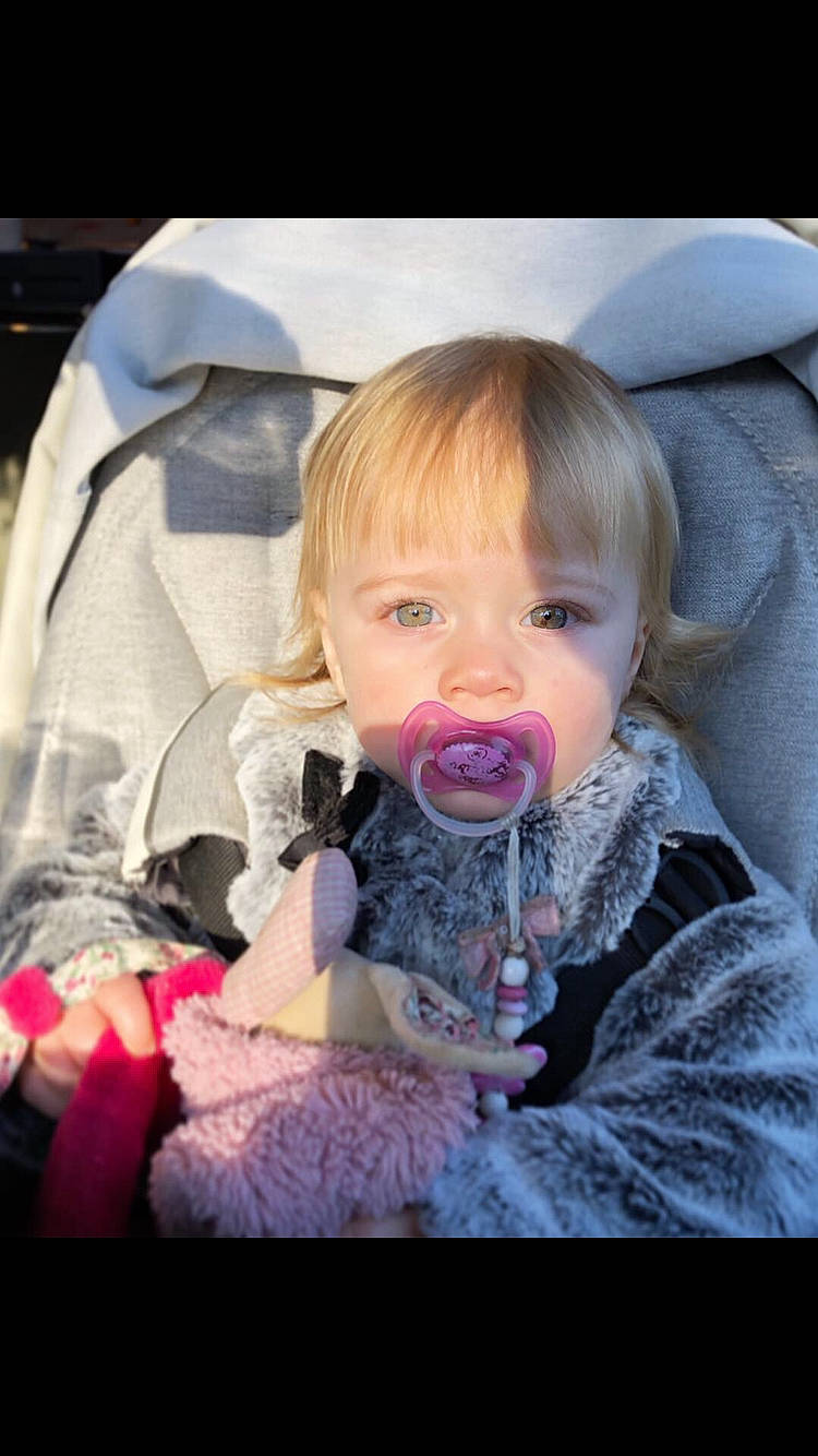 Romy participe au concours pour gagner de l'argent avec cette photo : baby, car_seat, cheek, child, facial_expression, finger, fun, mouth, nose, person, play, product, sitting, smile, toddler
