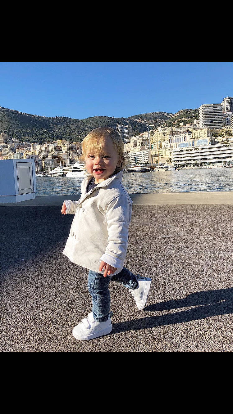 Romy a rejoint le concours — aidez-le/la à gagner de superbes lots ! child, cloud, cool, footwear, mountain, outerwear, person, play, shoe, sky, smile, snapshot, standing, toddler, vacation, walking