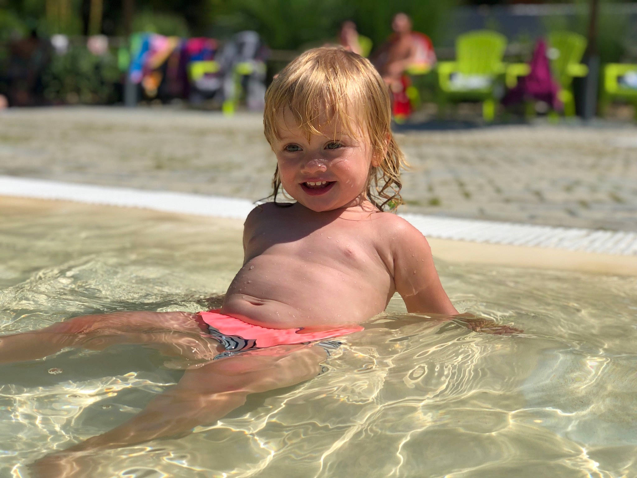 Romy participe au concours pour gagner de l'argent avec cette photo : bathing, child, fun, joy, leisure, leisure_centre, person, play, recreation, smile, summer, swimming_pool, swimwear, toddler, vacation, water, water_park
