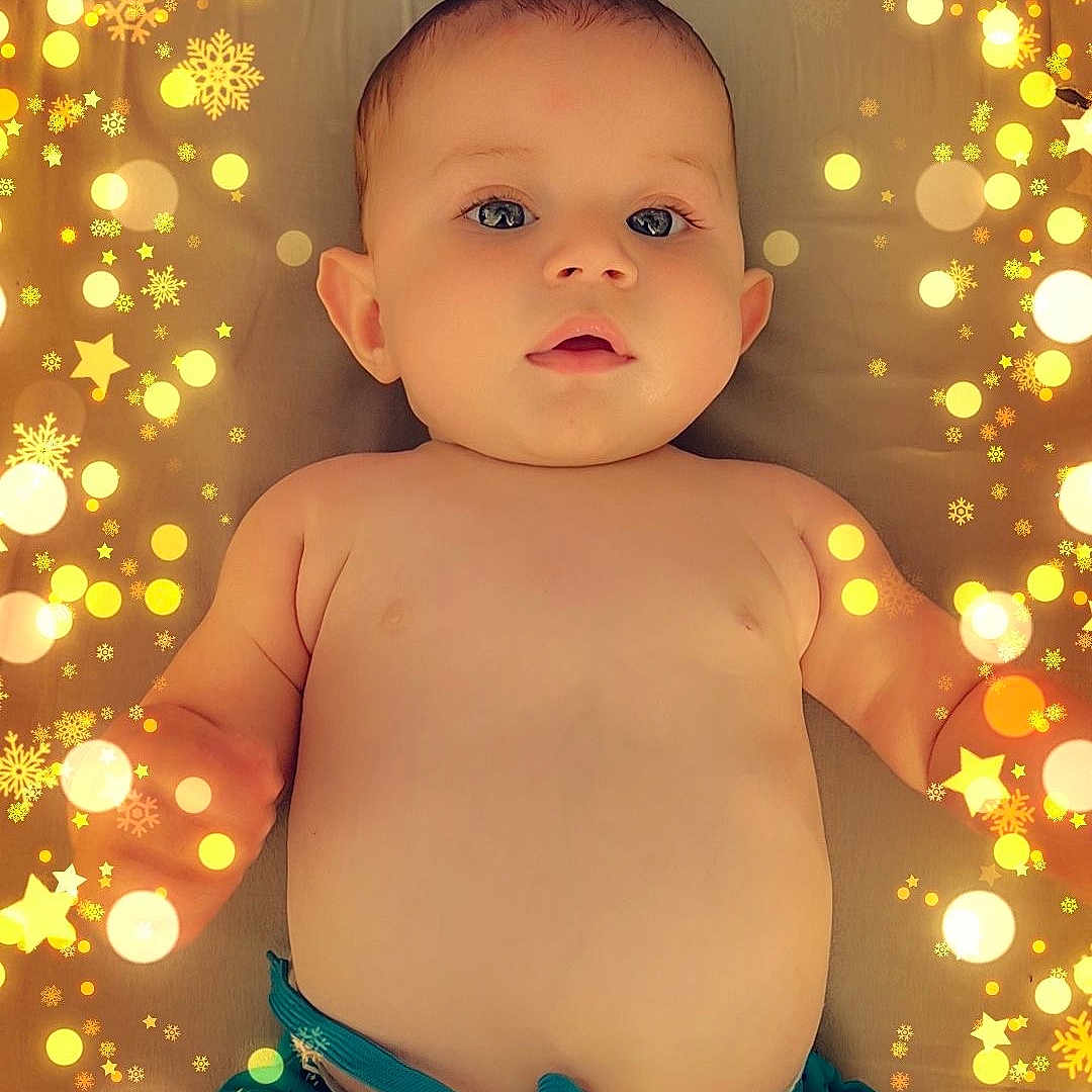 Luis a rejoint le concours — aidez-le/la à gagner de superbes lots ! accessories, baby, bed, clothing, crib, cushion, diaper, dress, face, furniture, happy, head, homedecor, infantbed, newborn, person, photography, portrait, shorts, smile