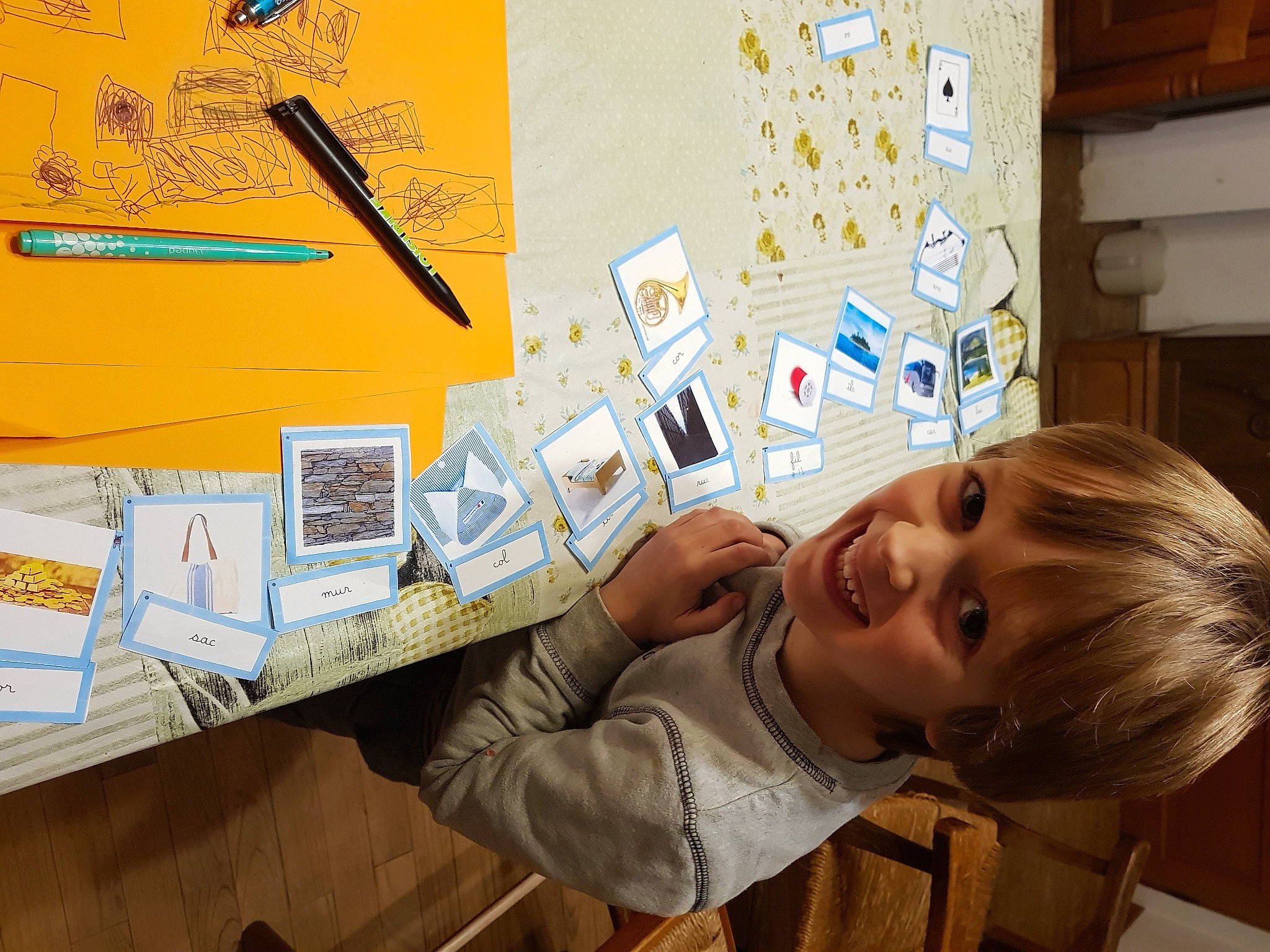 Théo a rejoint le concours — aidez-le/la à gagner de superbes lots ! art, artist, child, display_board, engineering, font, illustration, job, joy, office_supplies, paper_product, person, play, room, smile, space, stationery, t_shirt, toddler, visual_arts