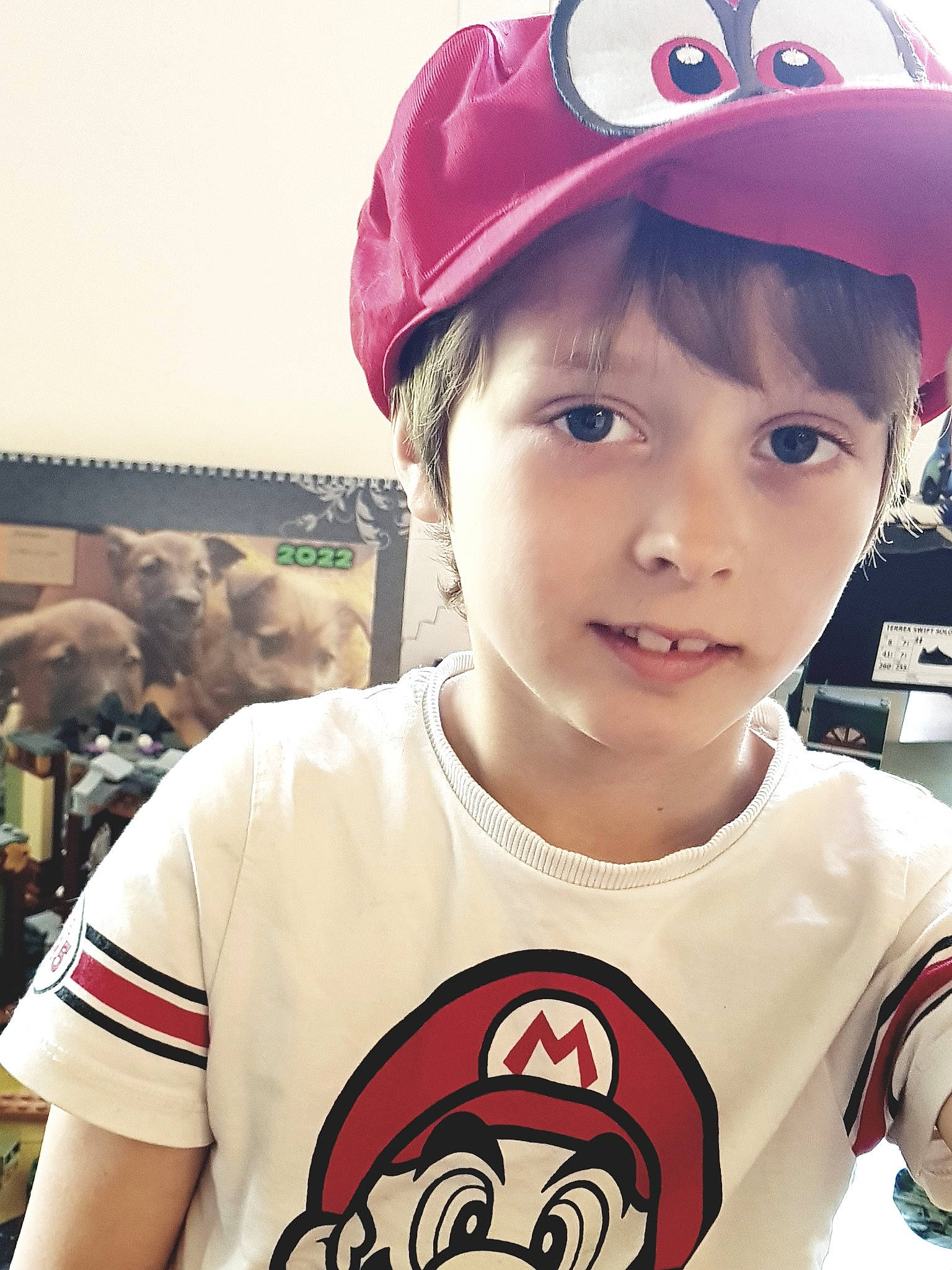 Théo a rejoint le concours — aidez-le/la à gagner de superbes lots ! baseball_cap, bicycle_helmet, cap, chin, cool, electric_blue, fun, happy, helmet, human, lip, organ, person, product, red, sleeve, street_fashion, t_shirt, toddler, travel