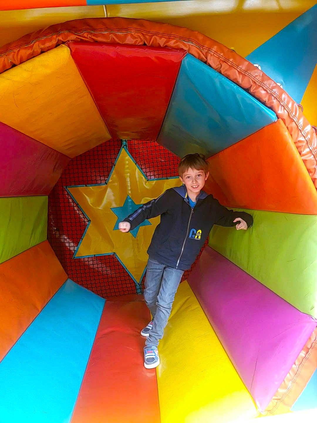 Théo a rejoint le concours — aidez-le/la à gagner de superbes lots ! art, child, electric_blue, flooring, fun, grass, happy, inflatable, joy, leisure, outdoor_play_equipment, people_in_nature, person, play, playground, recreation, smile, symmetry, t_shirt, tints_and_shades