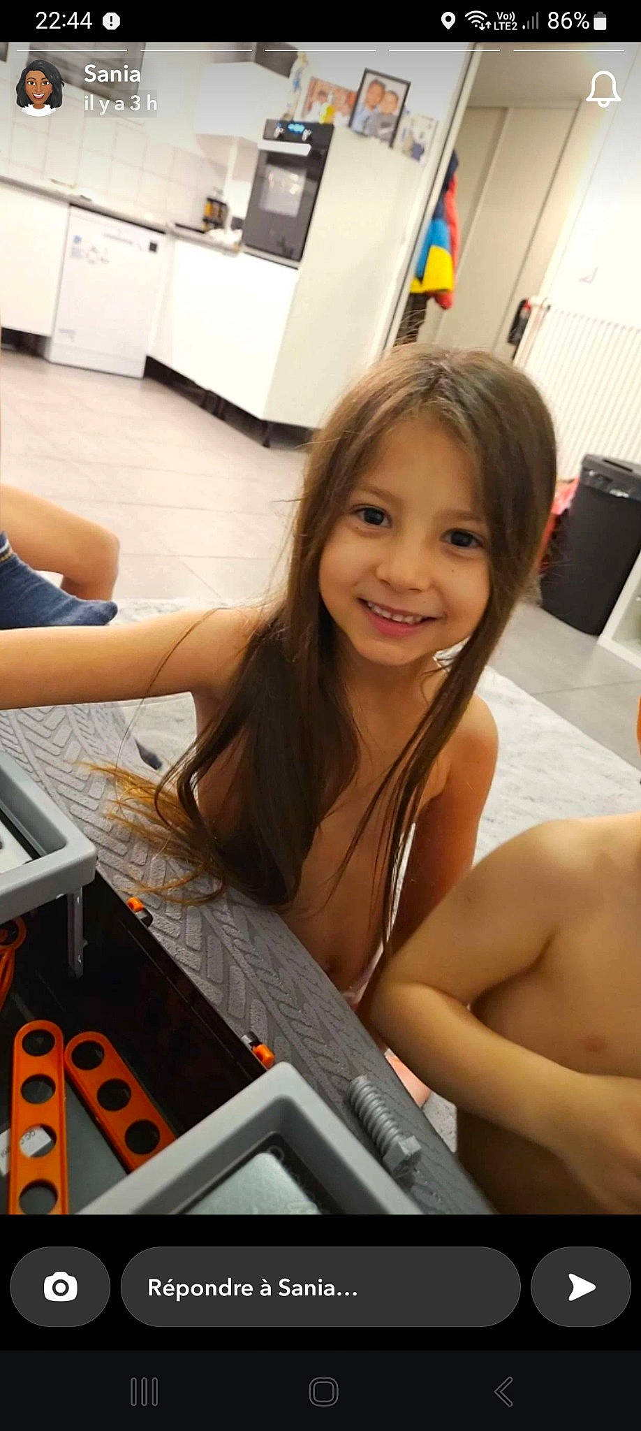 Tayssi a rejoint le concours — aidez-le/la à gagner de superbes lots ! arm, automotive_design, black_hair, chest, electronic_device, engineering, finger, fun, hairstyle, hand, happy, human_leg, joy, long_hair, muscle, netbook, person, room, shoulder, skin