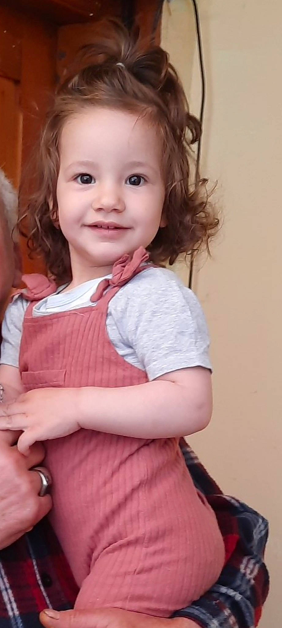 Yasmine Dora a rejoint le concours — aidez-le/la à gagner de superbes lots ! baby_toddler_clothing, cheek, chin, eyelash, face, flash_photography, gesture, hair, happy, iris, joint, joy, lip, neck, person, pink, shoulder, skin, sleeve, smile