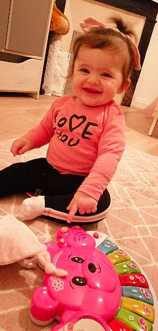 Jana a rejoint le concours — aidez-le/la à gagner de superbes lots ! baby, baby_playing_with_toys, baby_toddler_clothing, cheek, child, finger, flooring, fun, hand, happy, head, holiday, indoor_games_and_sports, joy, nail, person, pink, skin, sleeve, smile